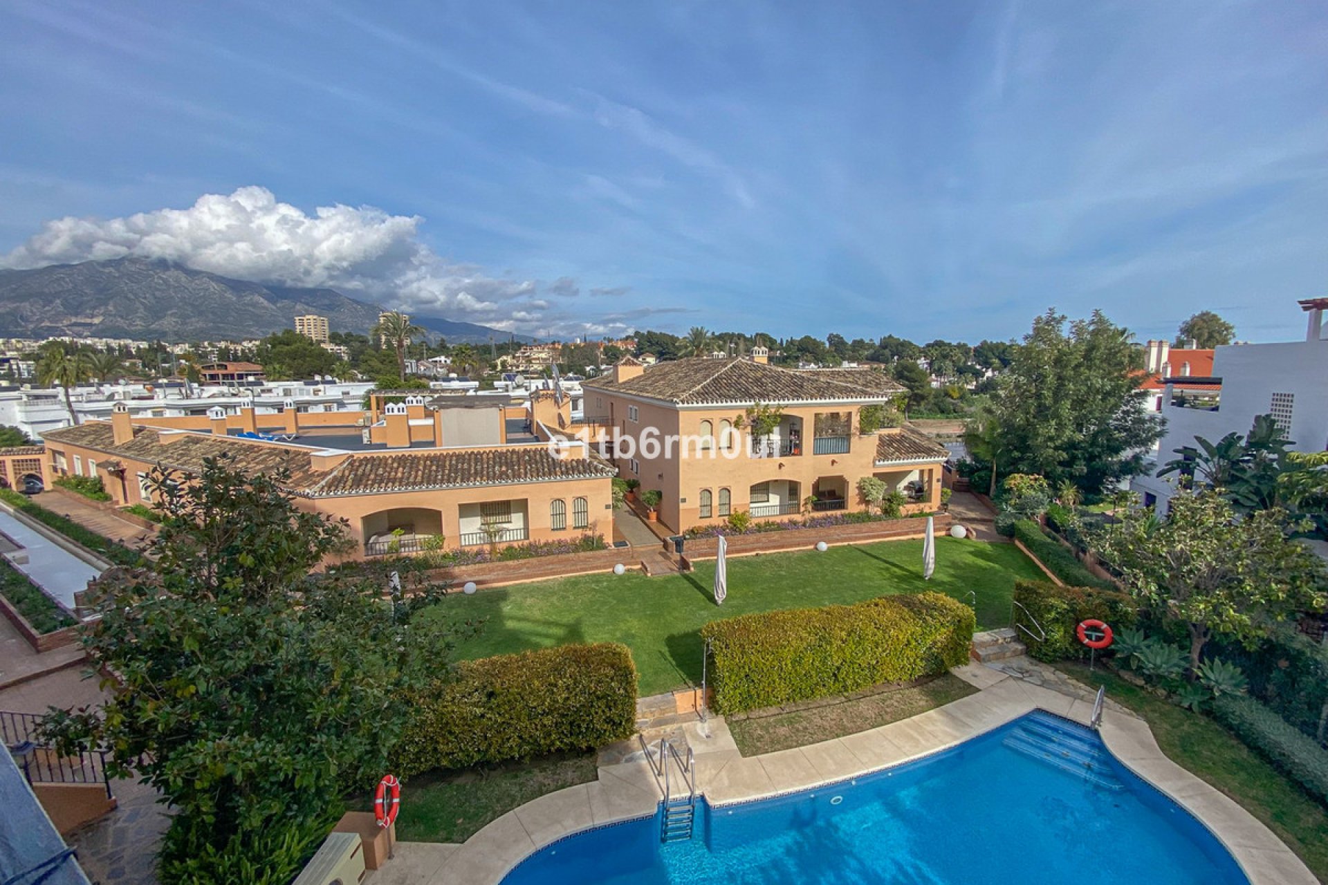 Resale - Apartment - Middle Floor Apartment - Marbella - Nueva Andalucia