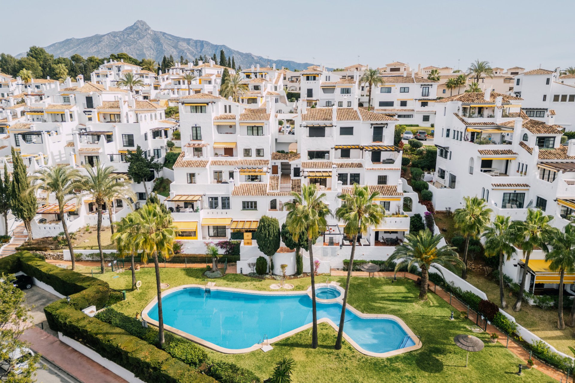 Resale - Apartment - Middle Floor Apartment - Marbella - Nueva Andalucia