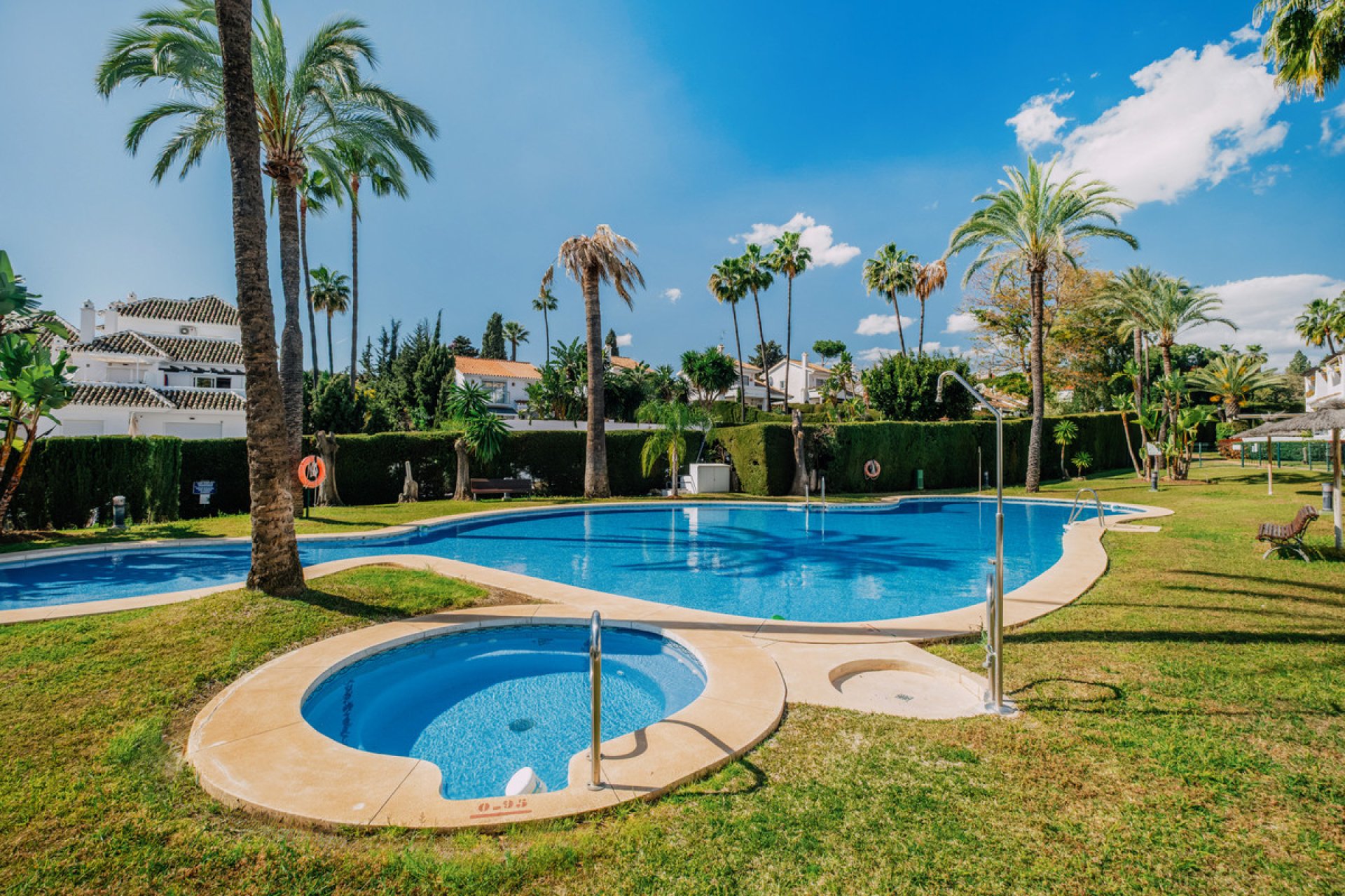 Resale - Apartment - Middle Floor Apartment - Marbella - Nueva Andalucia