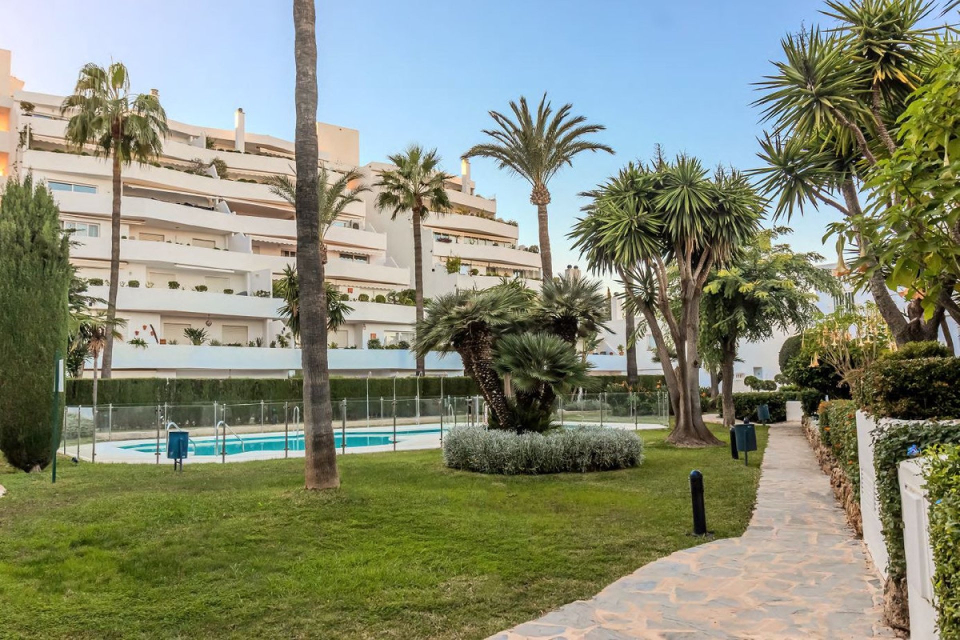 Resale - Apartment - Middle Floor Apartment - Marbella - Nueva Andalucia