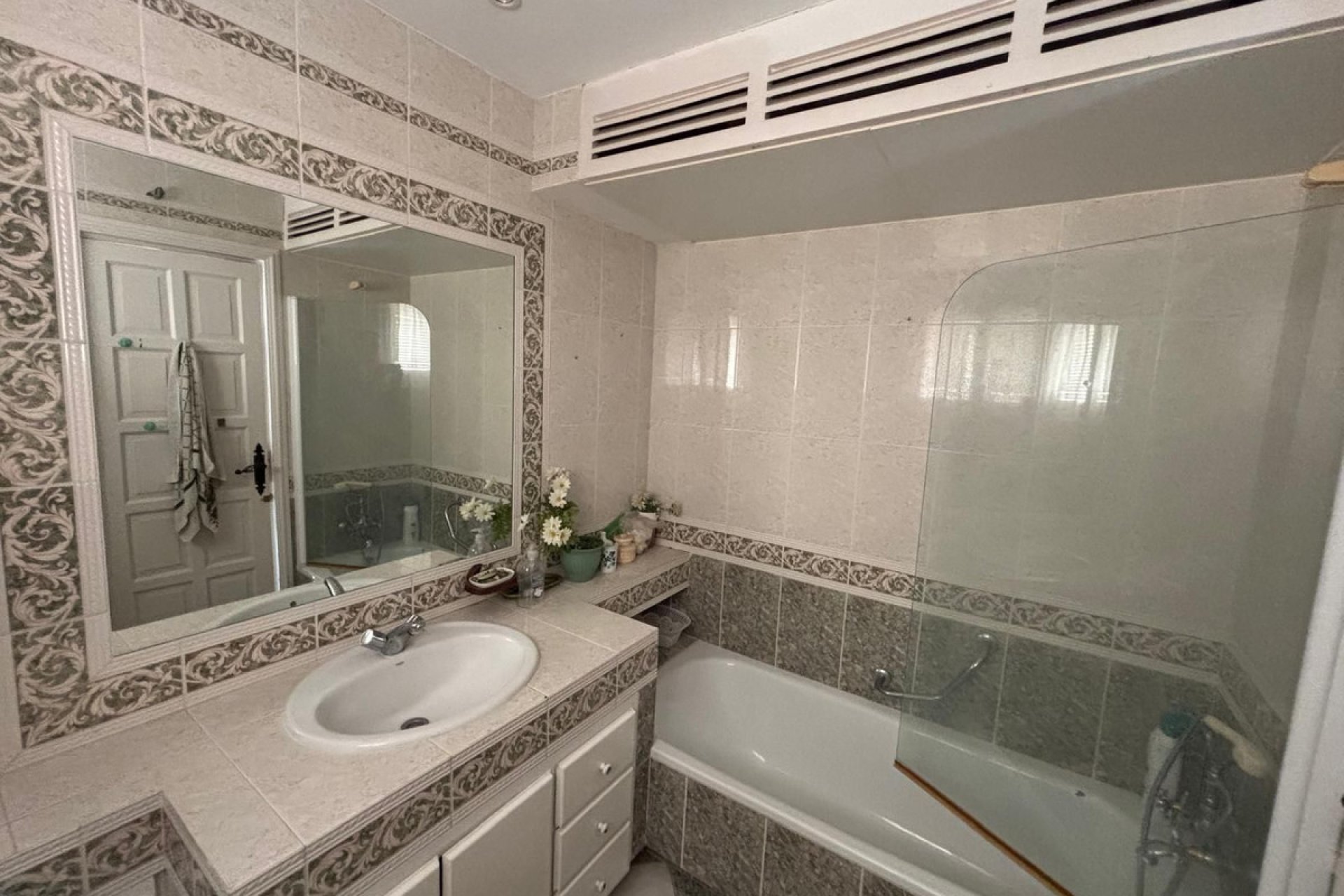 Resale - Apartment - Middle Floor Apartment - Marbella - Nueva Andalucia