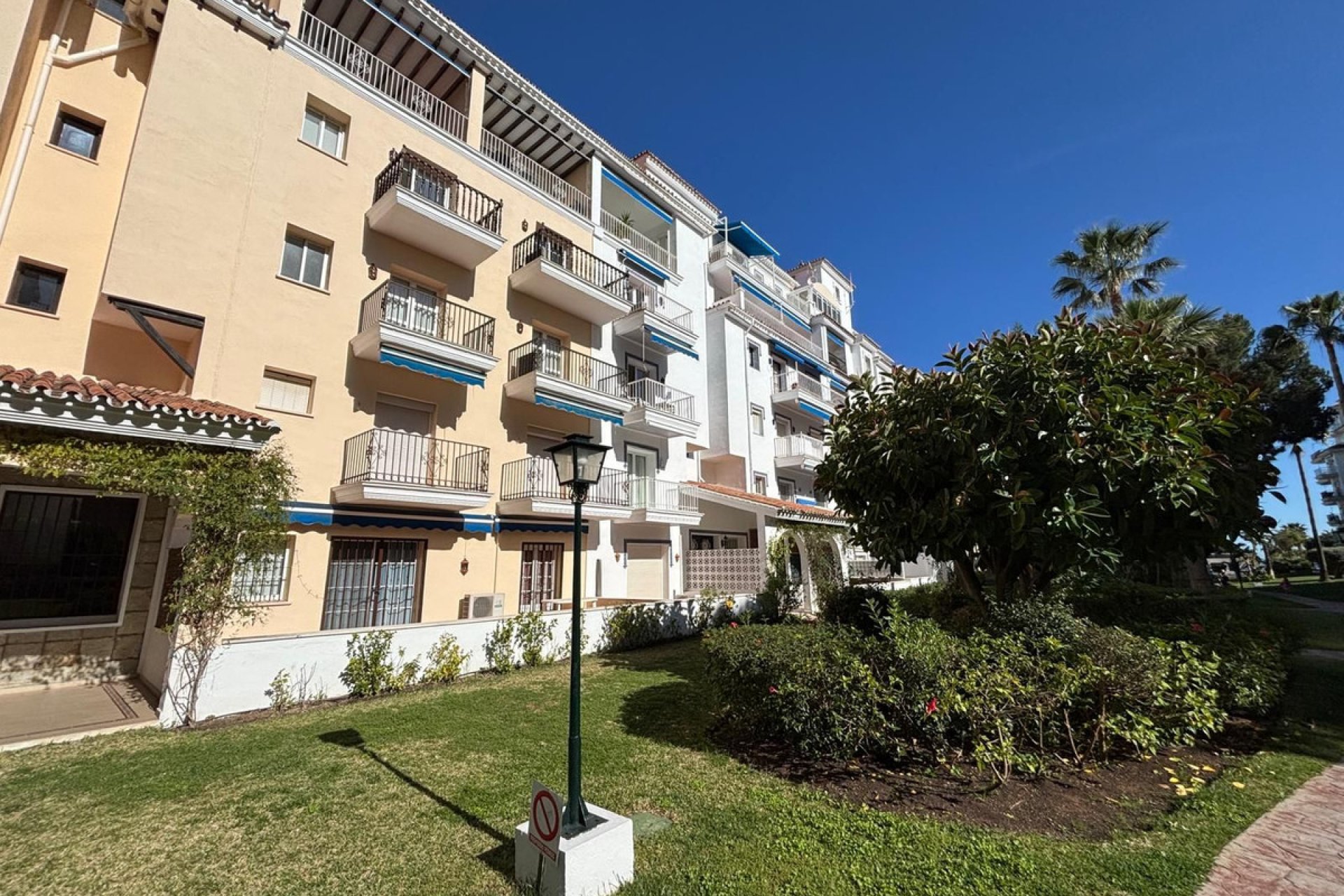 Resale - Apartment - Middle Floor Apartment - Marbella - Nueva Andalucia