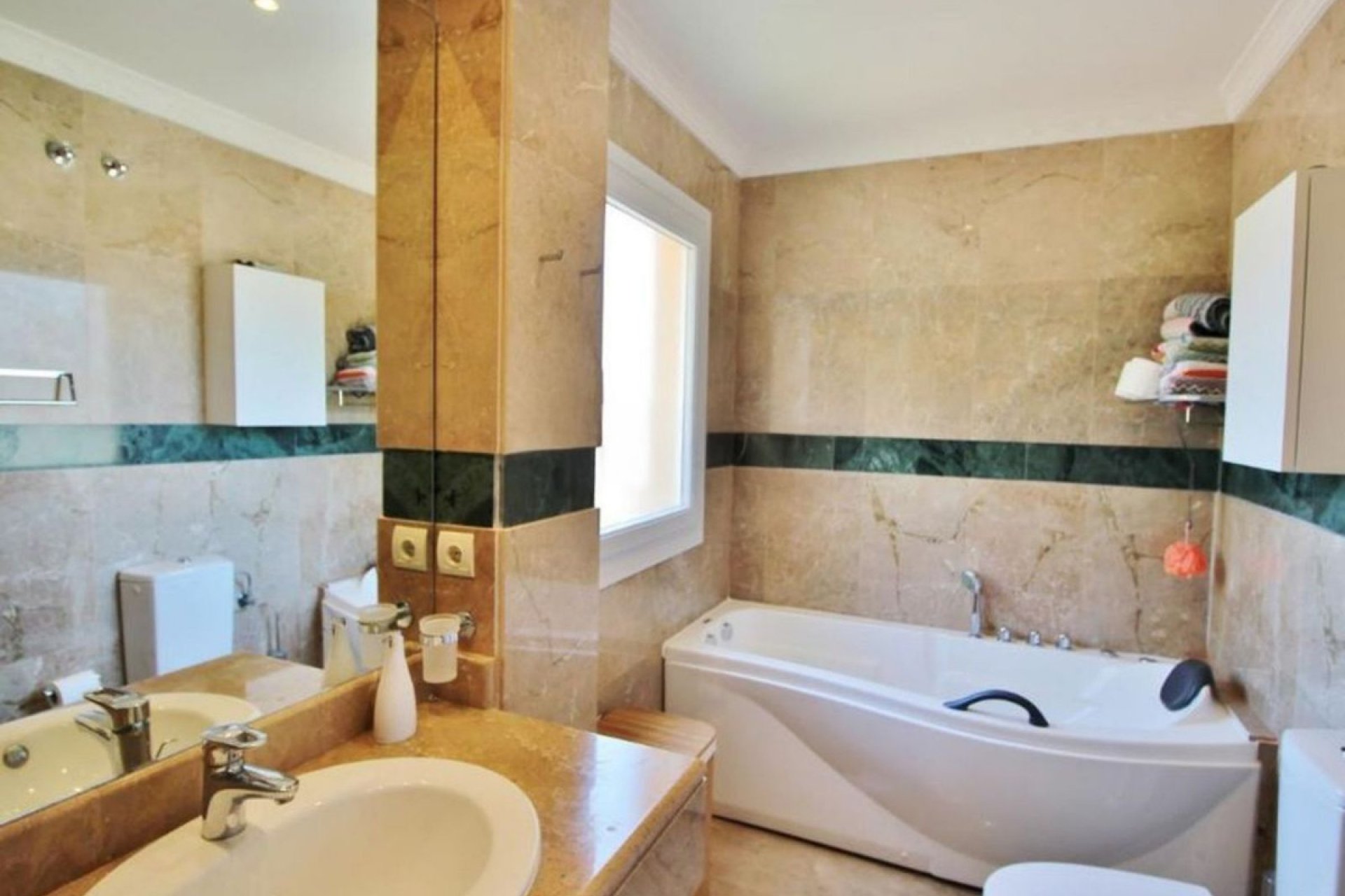 Resale - Apartment - Middle Floor Apartment - Marbella - Nueva Andalucia