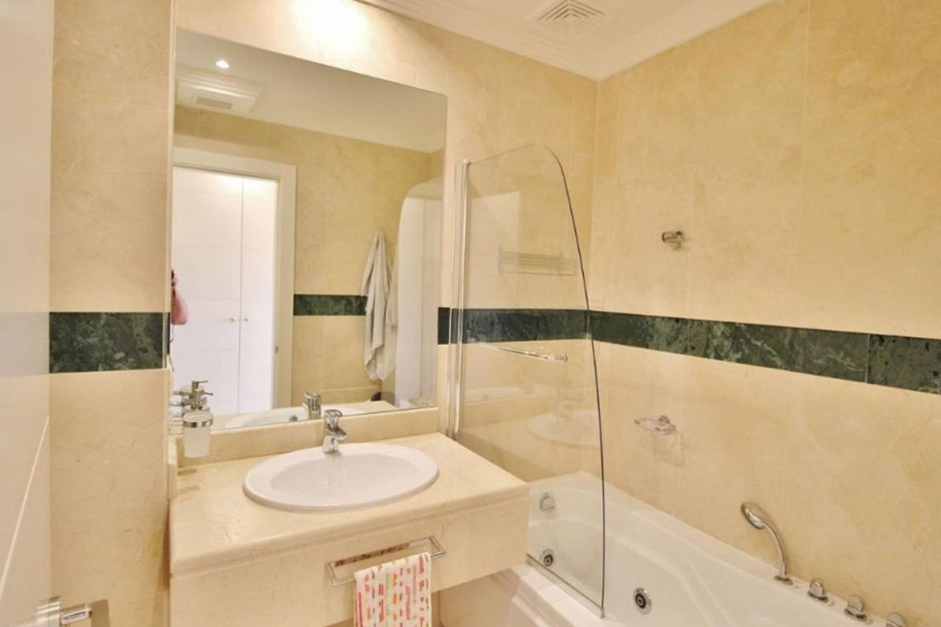 Resale - Apartment - Middle Floor Apartment - Marbella - Nueva Andalucia