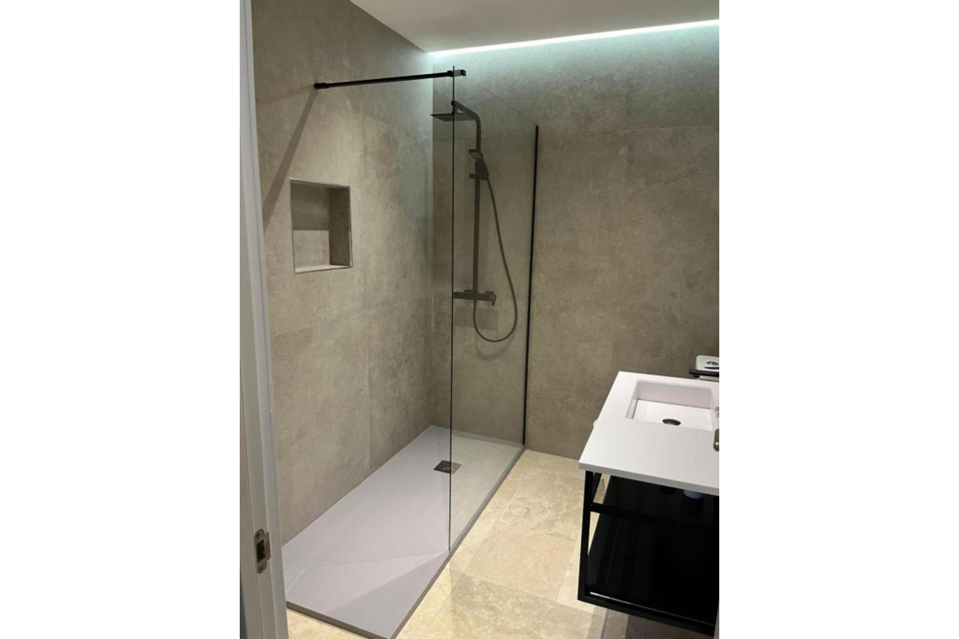 Resale - Apartment - Middle Floor Apartment - Marbella - Nueva Andalucia