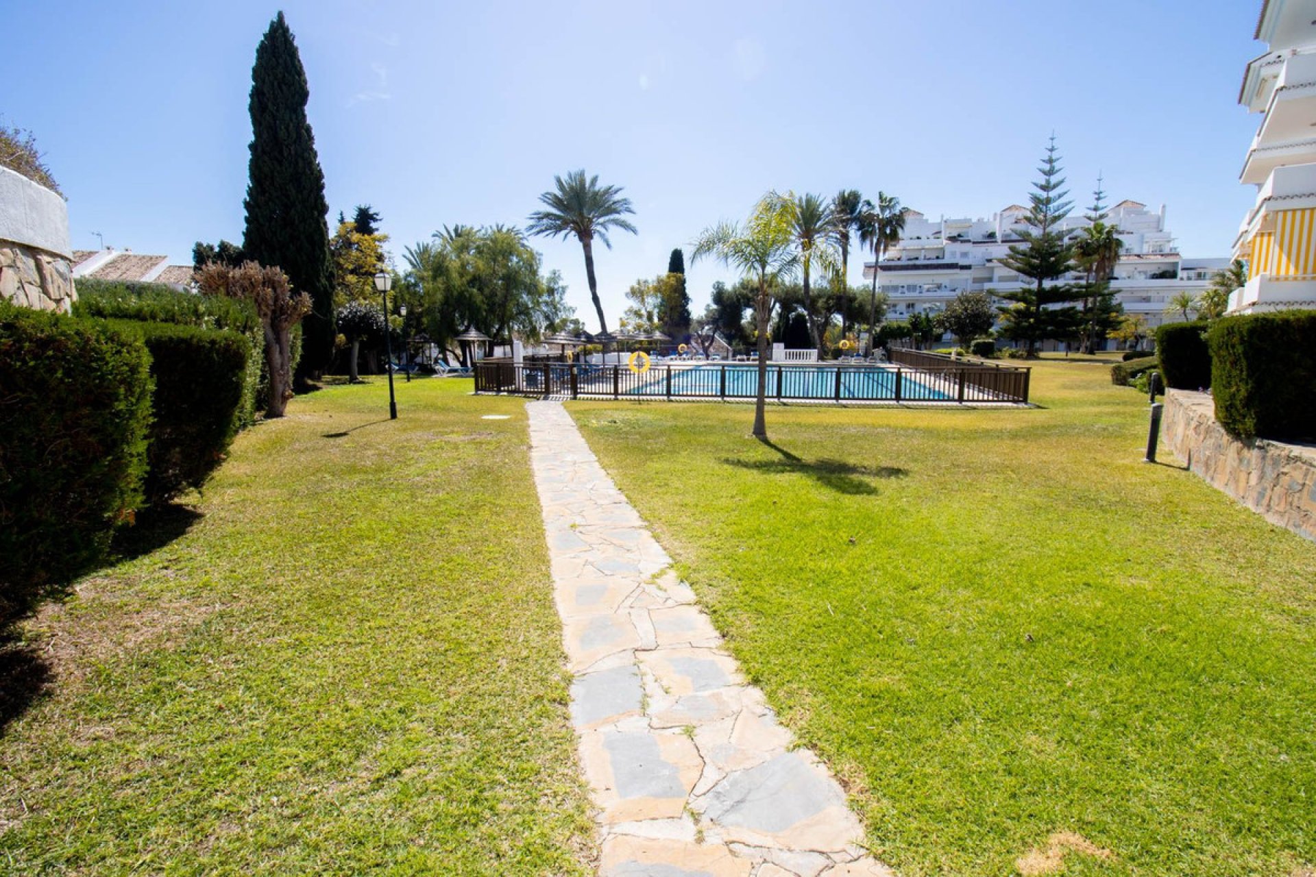 Resale - Apartment - Middle Floor Apartment - Marbella - Nueva Andalucia