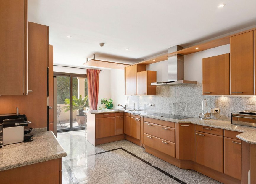 Resale - Apartment - Middle Floor Apartment - Marbella - Nueva Andalucia