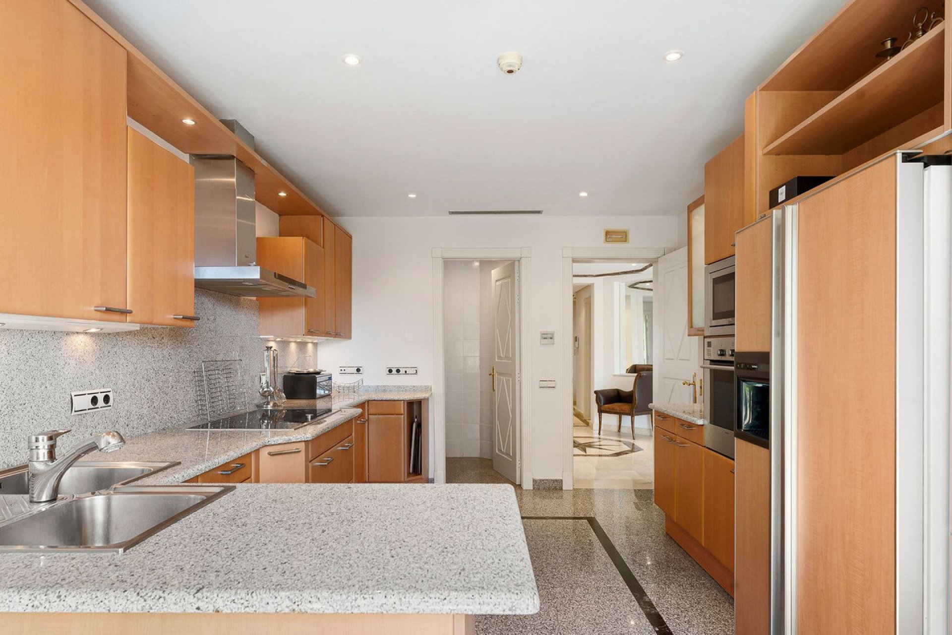 Resale - Apartment - Middle Floor Apartment - Marbella - Nueva Andalucia