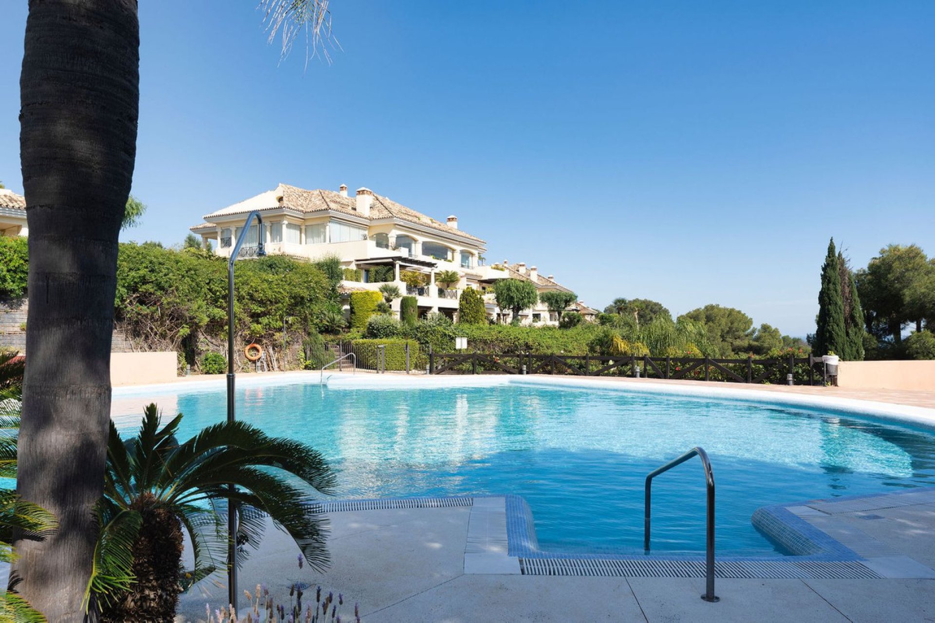 Resale - Apartment - Middle Floor Apartment - Marbella - Nueva Andalucia