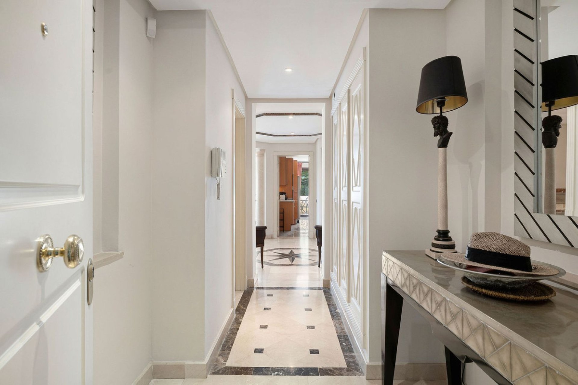 Resale - Apartment - Middle Floor Apartment - Marbella - Nueva Andalucia