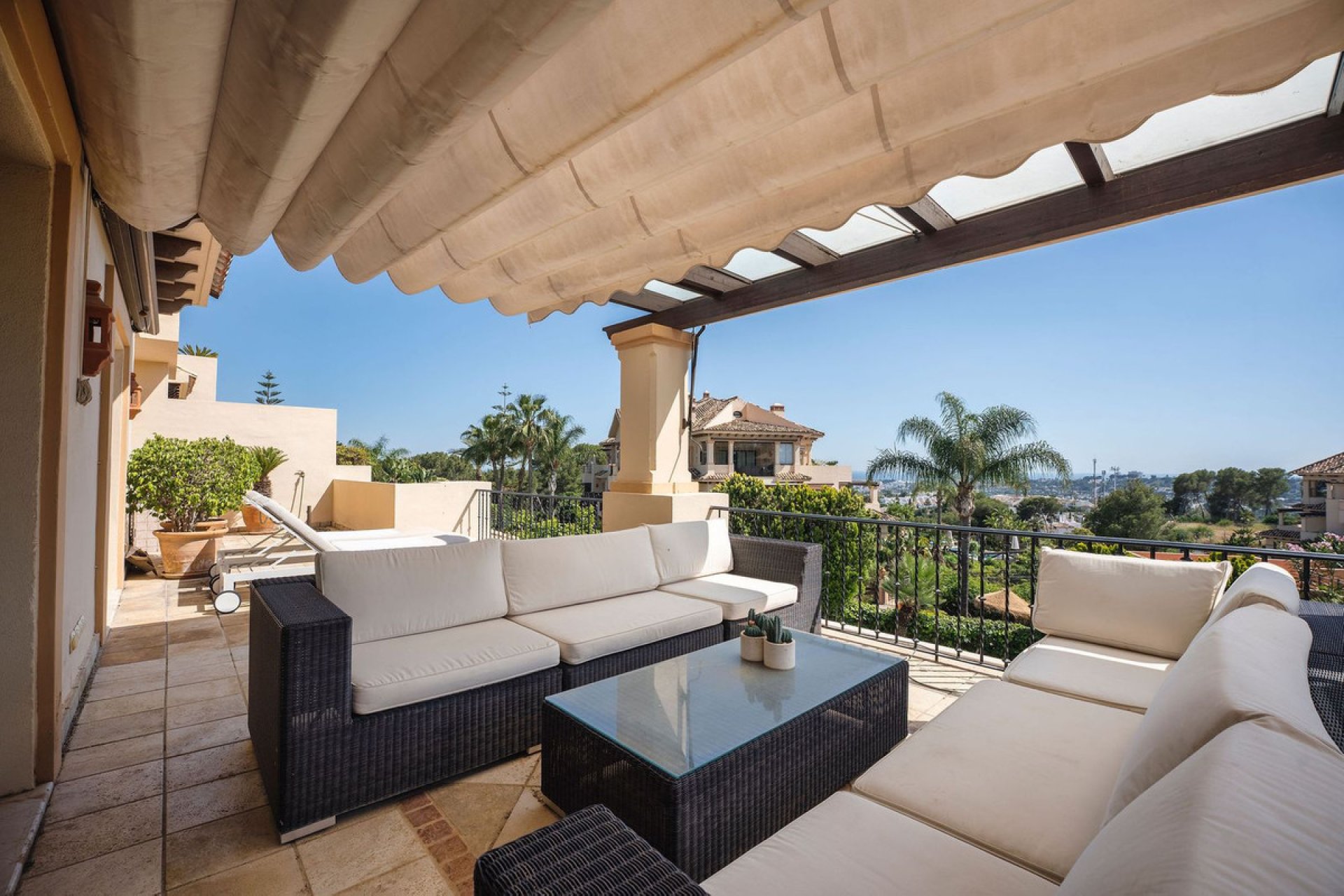 Resale - Apartment - Middle Floor Apartment - Marbella - Nueva Andalucia