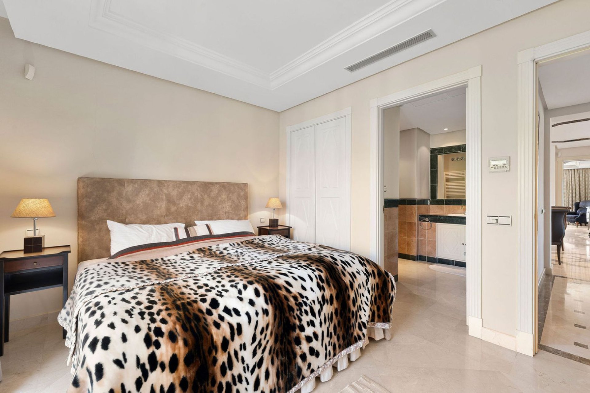 Resale - Apartment - Middle Floor Apartment - Marbella - Nueva Andalucia