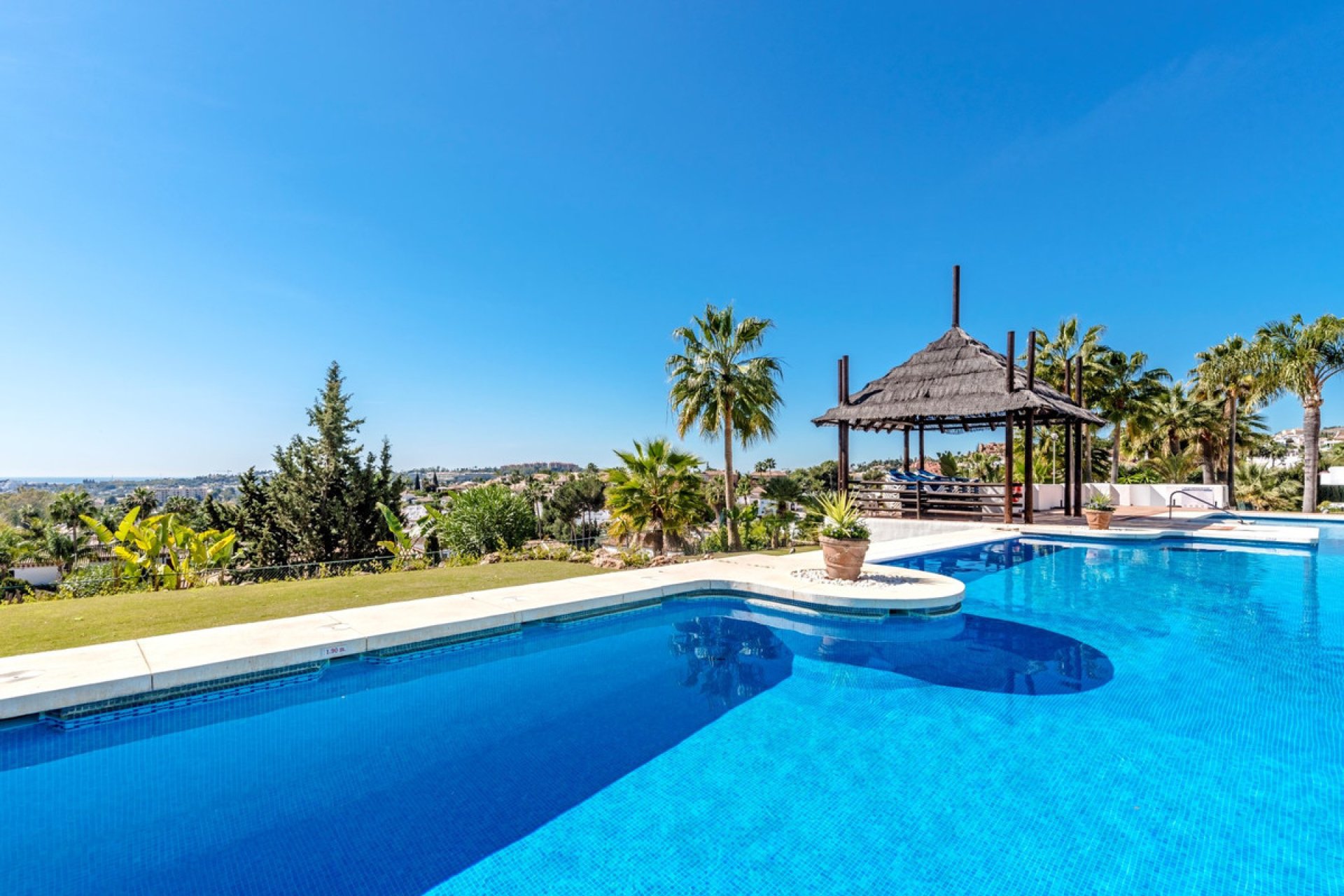 Resale - Apartment - Middle Floor Apartment - Marbella - Nueva Andalucia