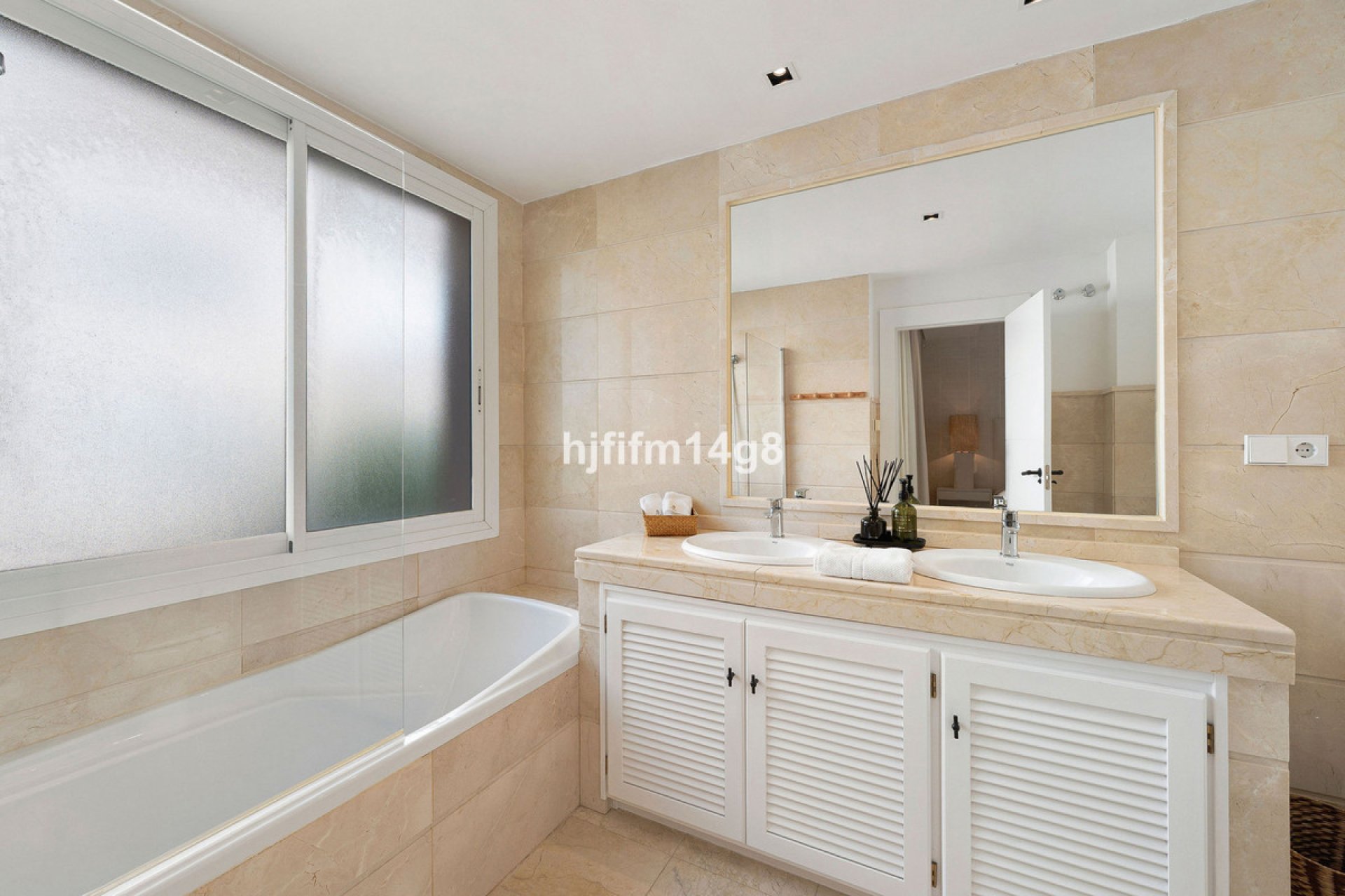 Resale - Apartment - Middle Floor Apartment - Marbella - Nueva Andalucia