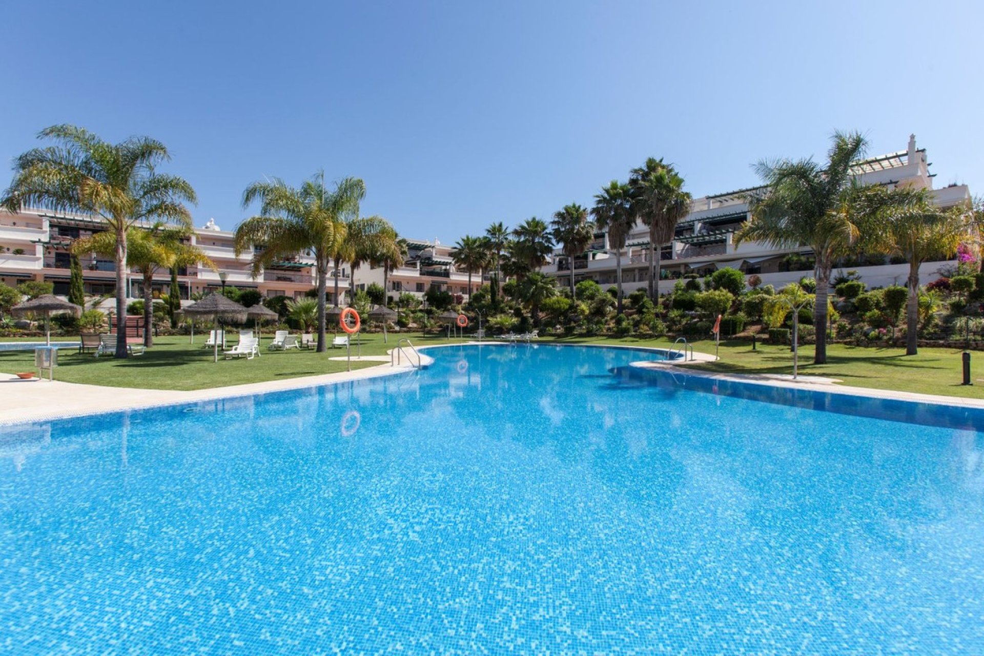 Resale - Apartment - Middle Floor Apartment - Marbella - Nueva Andalucia