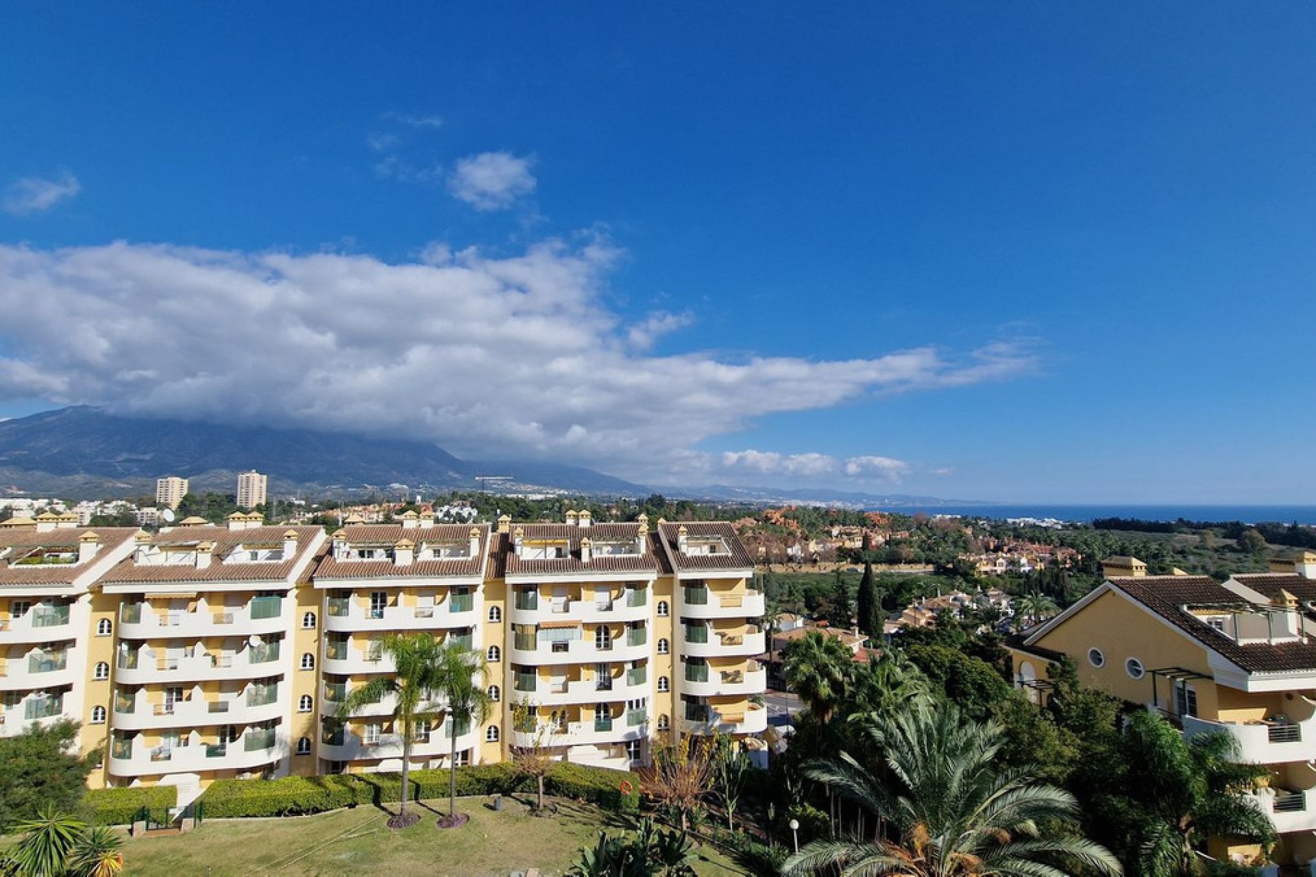 Resale - Apartment - Middle Floor Apartment - Marbella - Nueva Andalucia