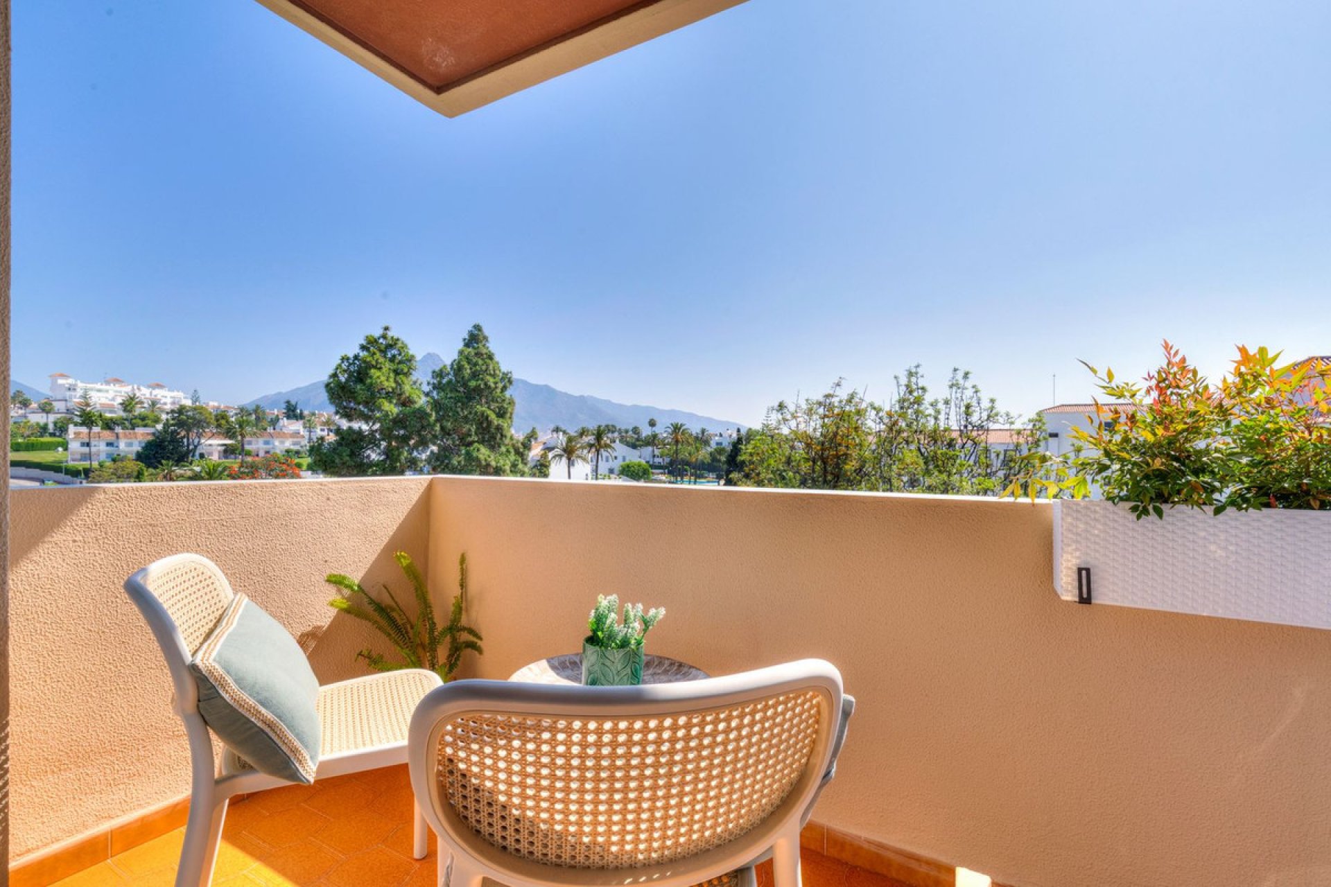 Resale - Apartment - Middle Floor Apartment - Marbella - Nueva Andalucia