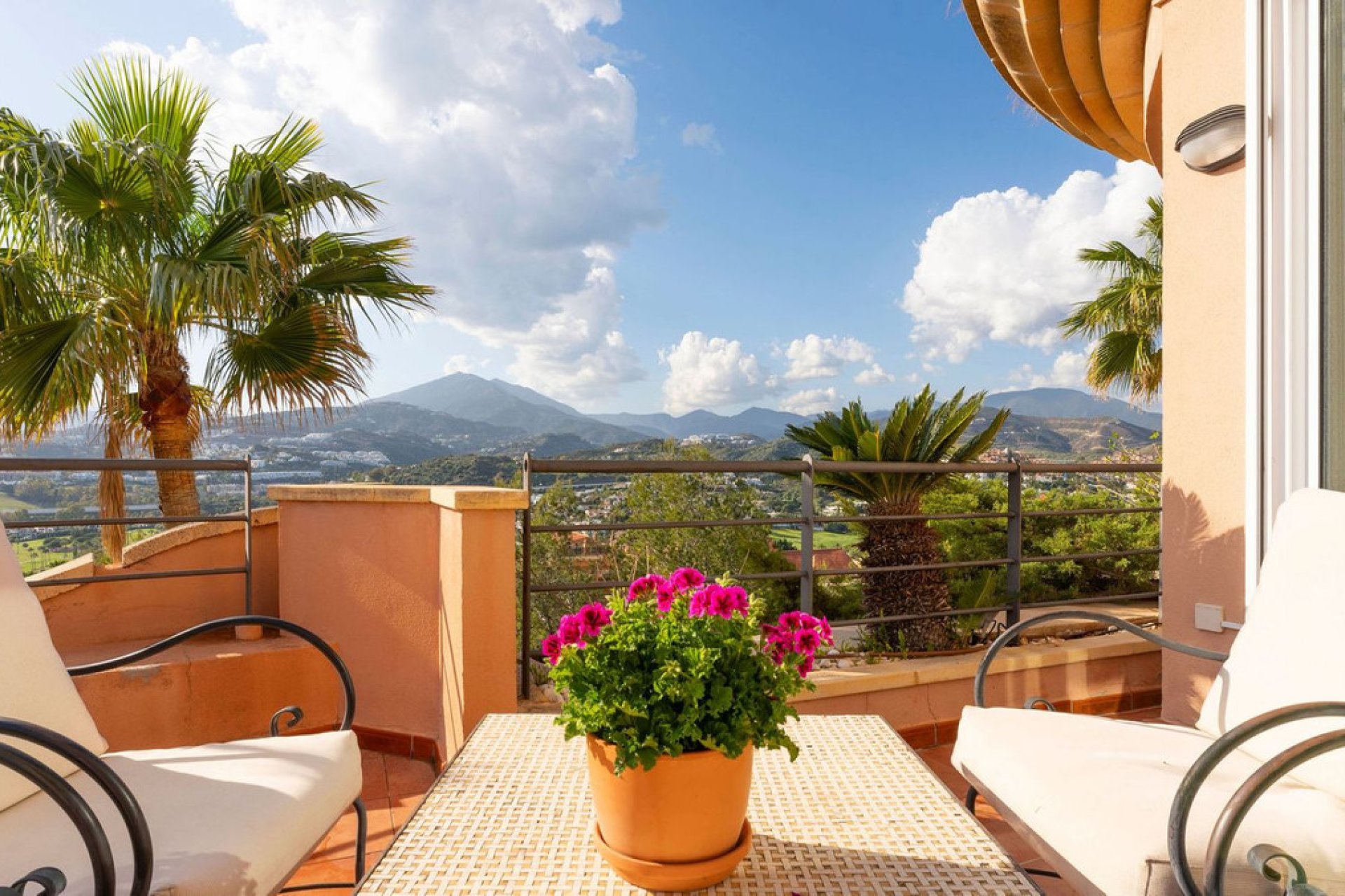 Resale - Apartment - Middle Floor Apartment - Marbella - Nueva Andalucia