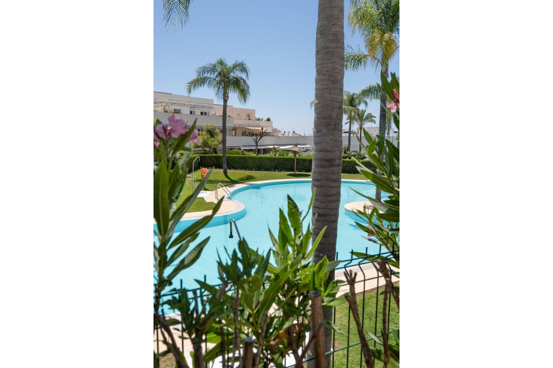 Resale - Apartment - Middle Floor Apartment - Marbella - Nueva Andalucia
