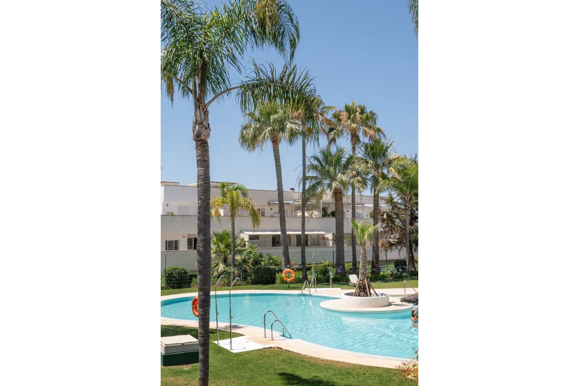 Resale - Apartment - Middle Floor Apartment - Marbella - Nueva Andalucia