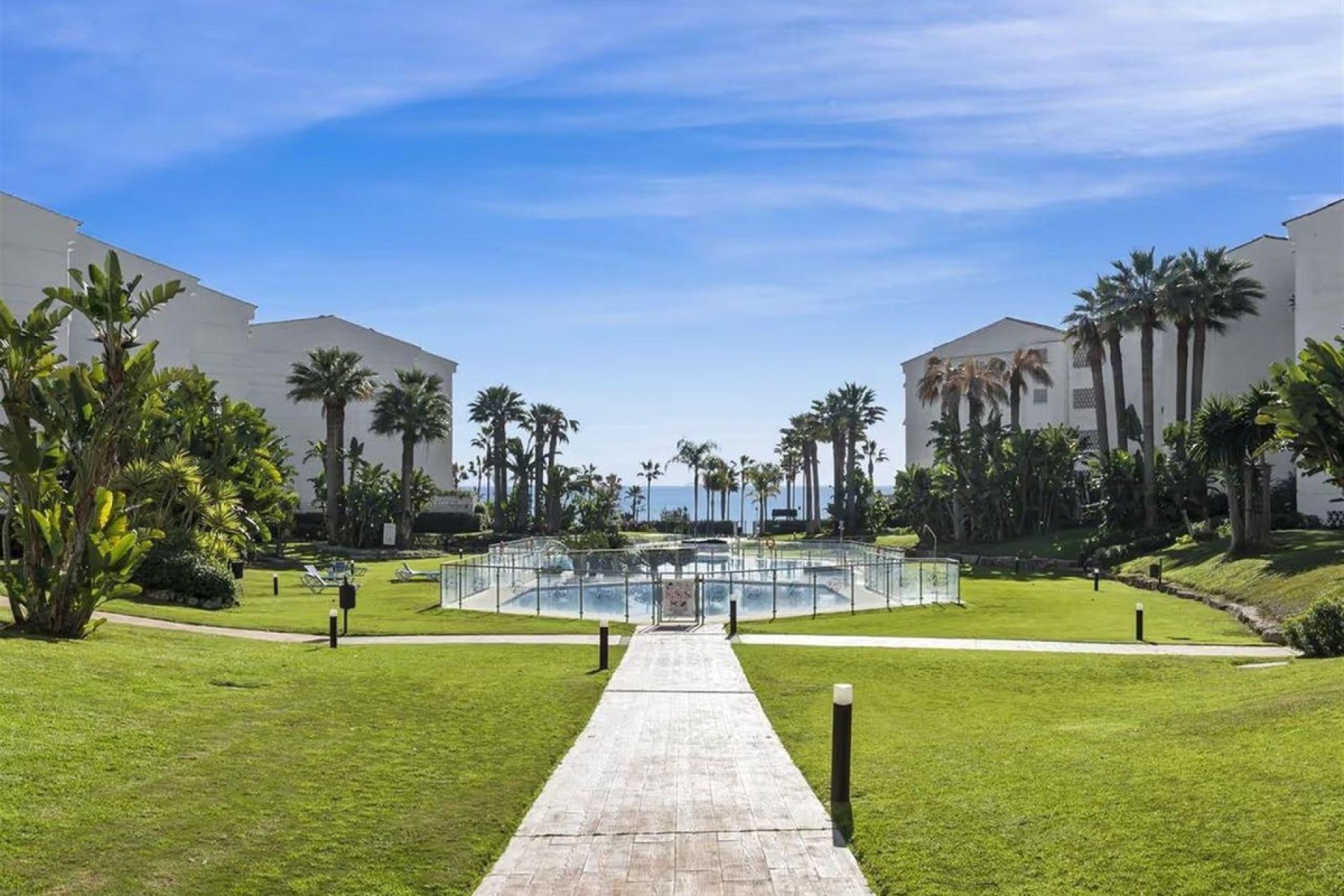 Resale - Apartment - Middle Floor Apartment - Marbella - Puerto Banús