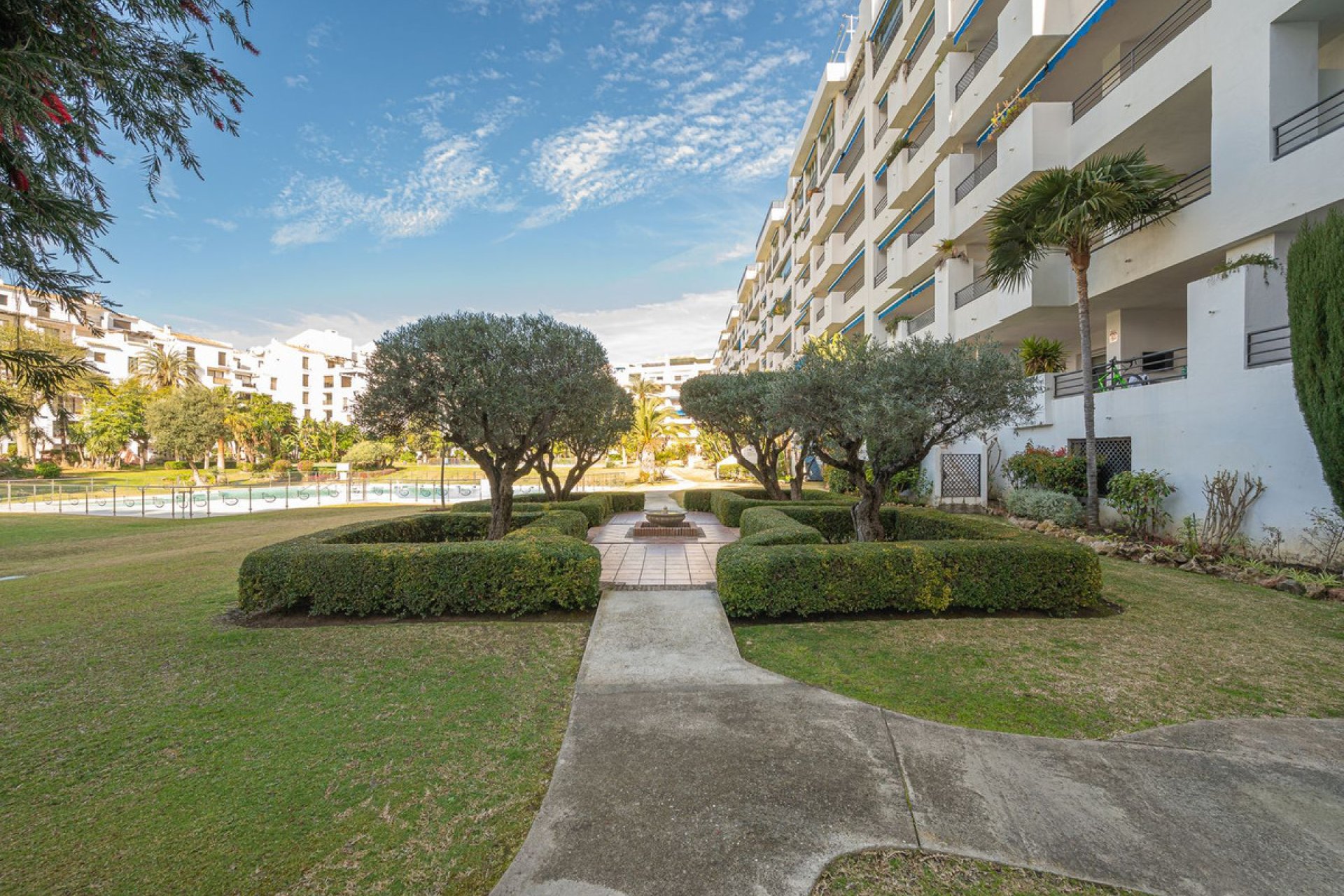 Resale - Apartment - Middle Floor Apartment - Marbella - Puerto Banús