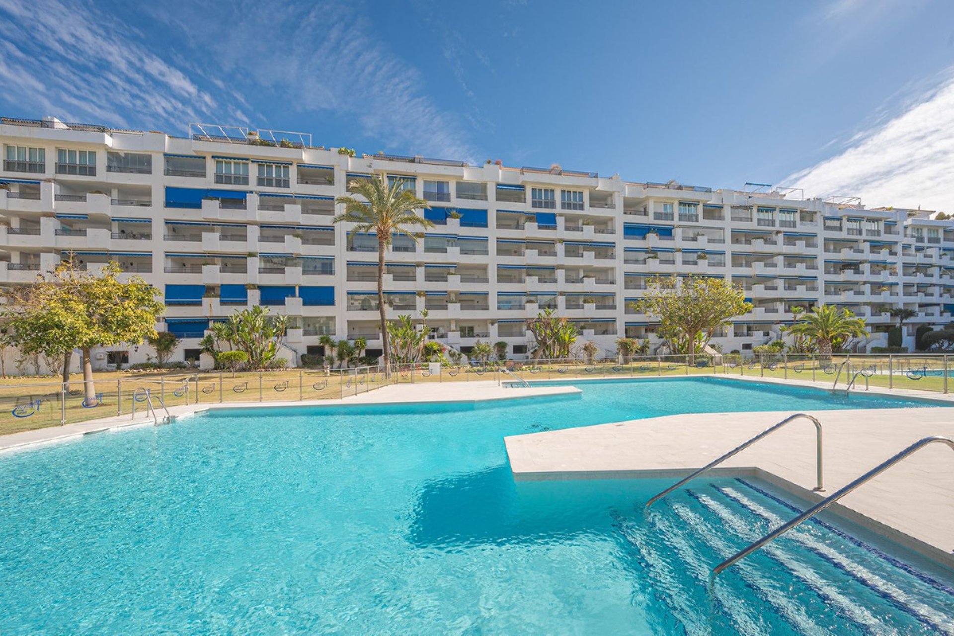 Resale - Apartment - Middle Floor Apartment - Marbella - Puerto Banús