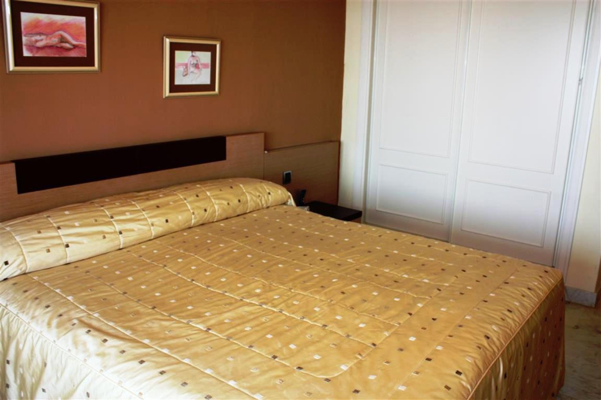 Resale - Apartment - Middle Floor Apartment - Marbella - Puerto Banús