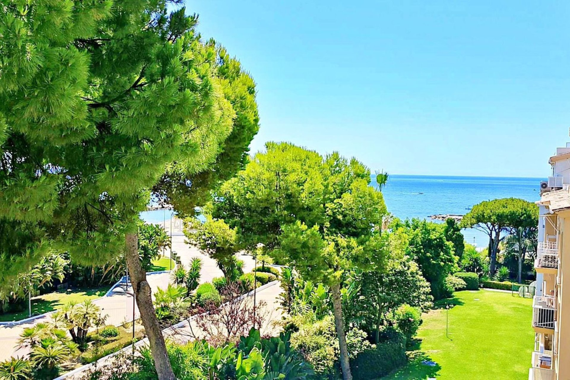 Resale - Apartment - Middle Floor Apartment - Marbella - Puerto Banús