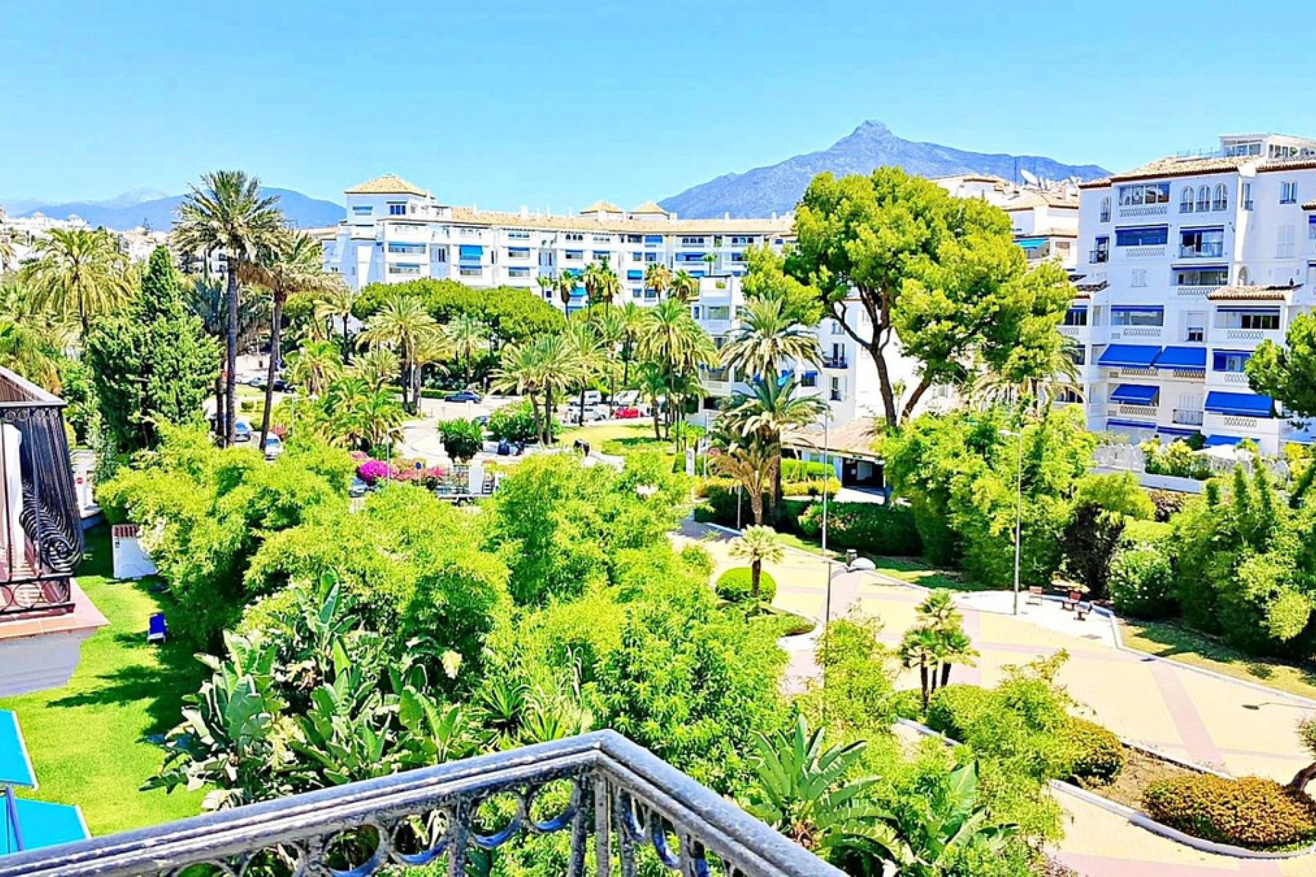 Resale - Apartment - Middle Floor Apartment - Marbella - Puerto Banús