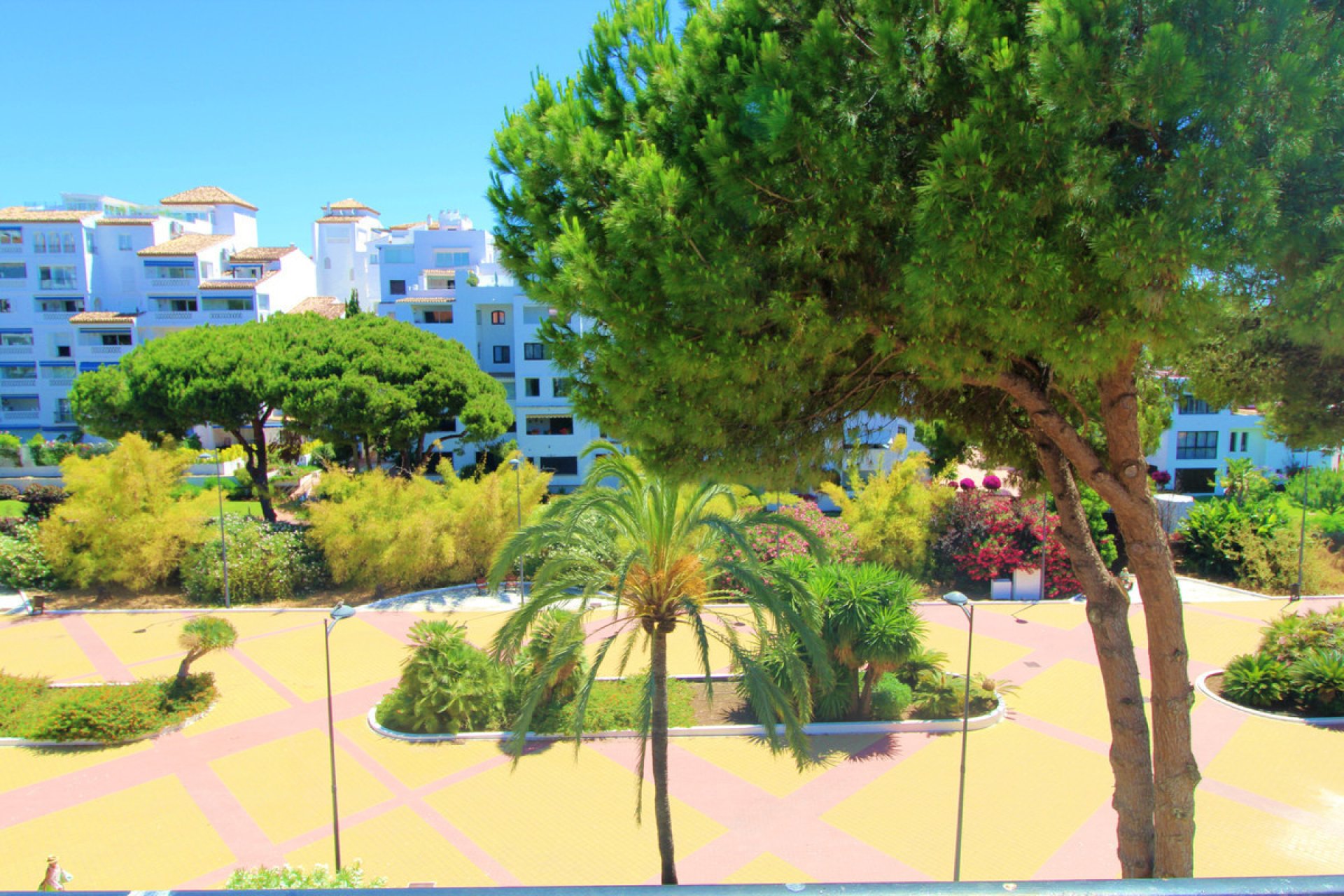 Resale - Apartment - Middle Floor Apartment - Marbella - Puerto Banús
