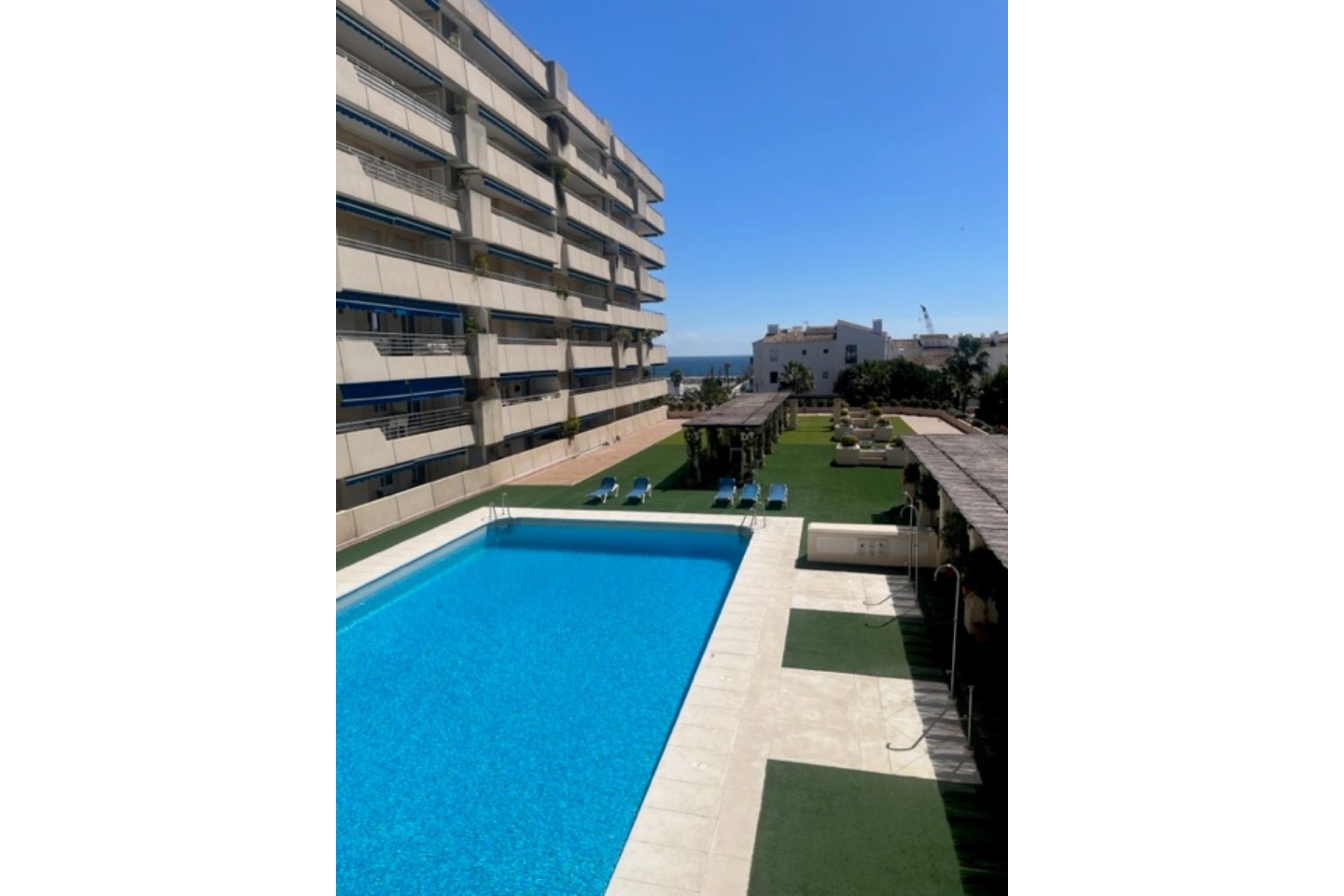 Resale - Apartment - Middle Floor Apartment - Marbella - Puerto Banús