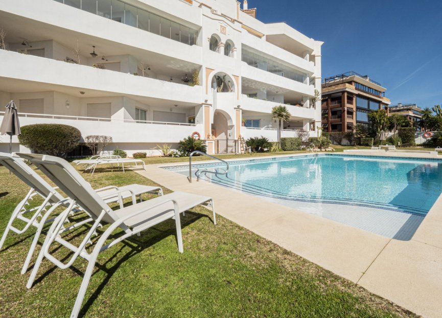 Resale - Apartment - Middle Floor Apartment - Marbella - Puerto Banús