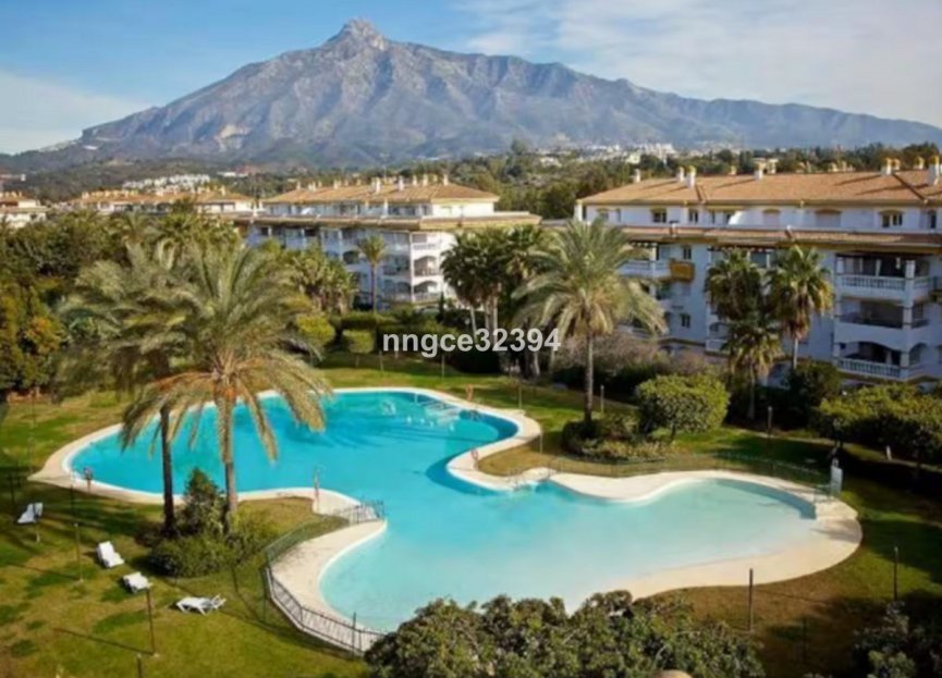 Resale - Apartment - Middle Floor Apartment - Marbella - Puerto Banús