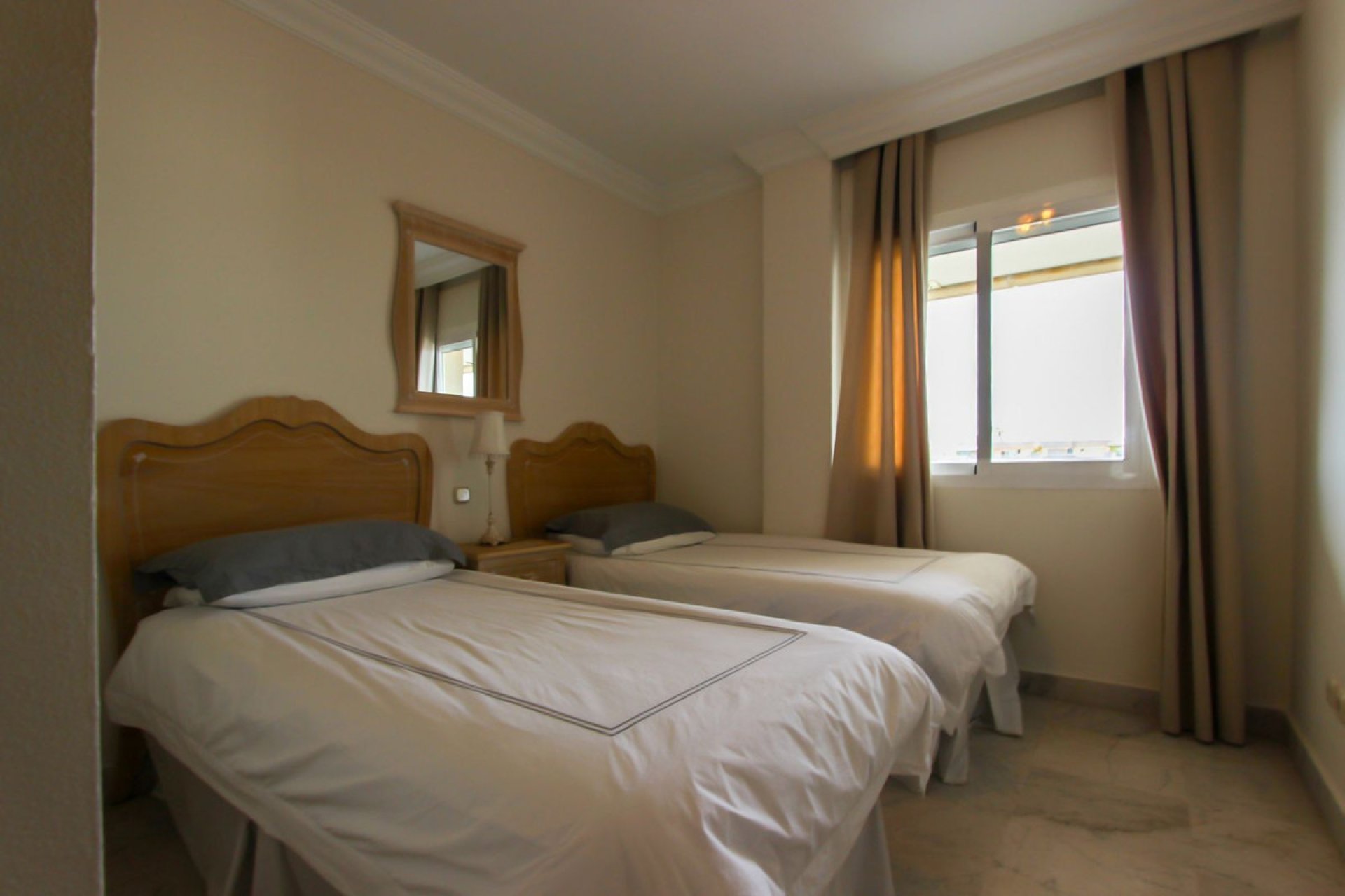 Resale - Apartment - Middle Floor Apartment - Marbella - Puerto Banús