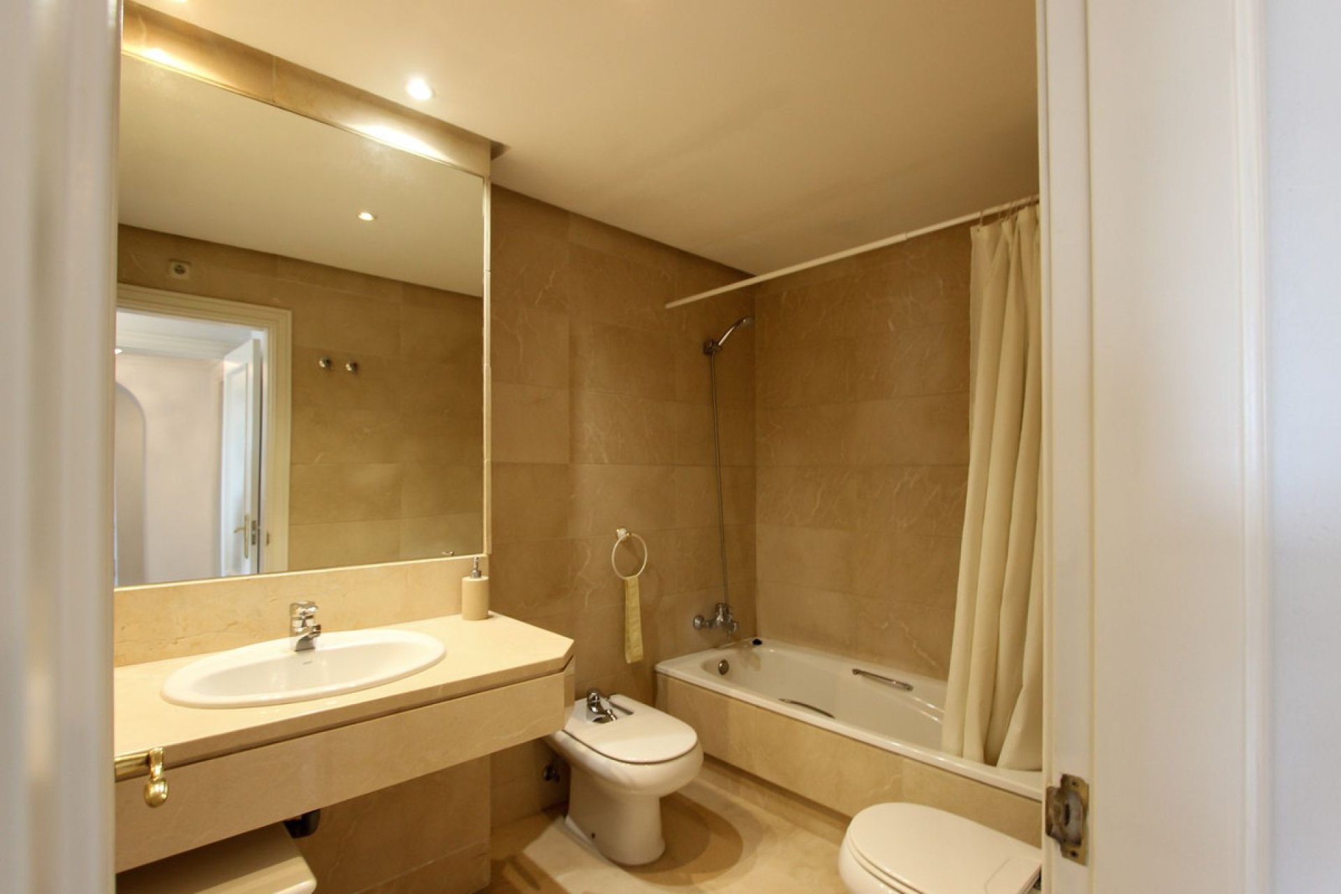 Resale - Apartment - Middle Floor Apartment - Marbella - Puerto Banús