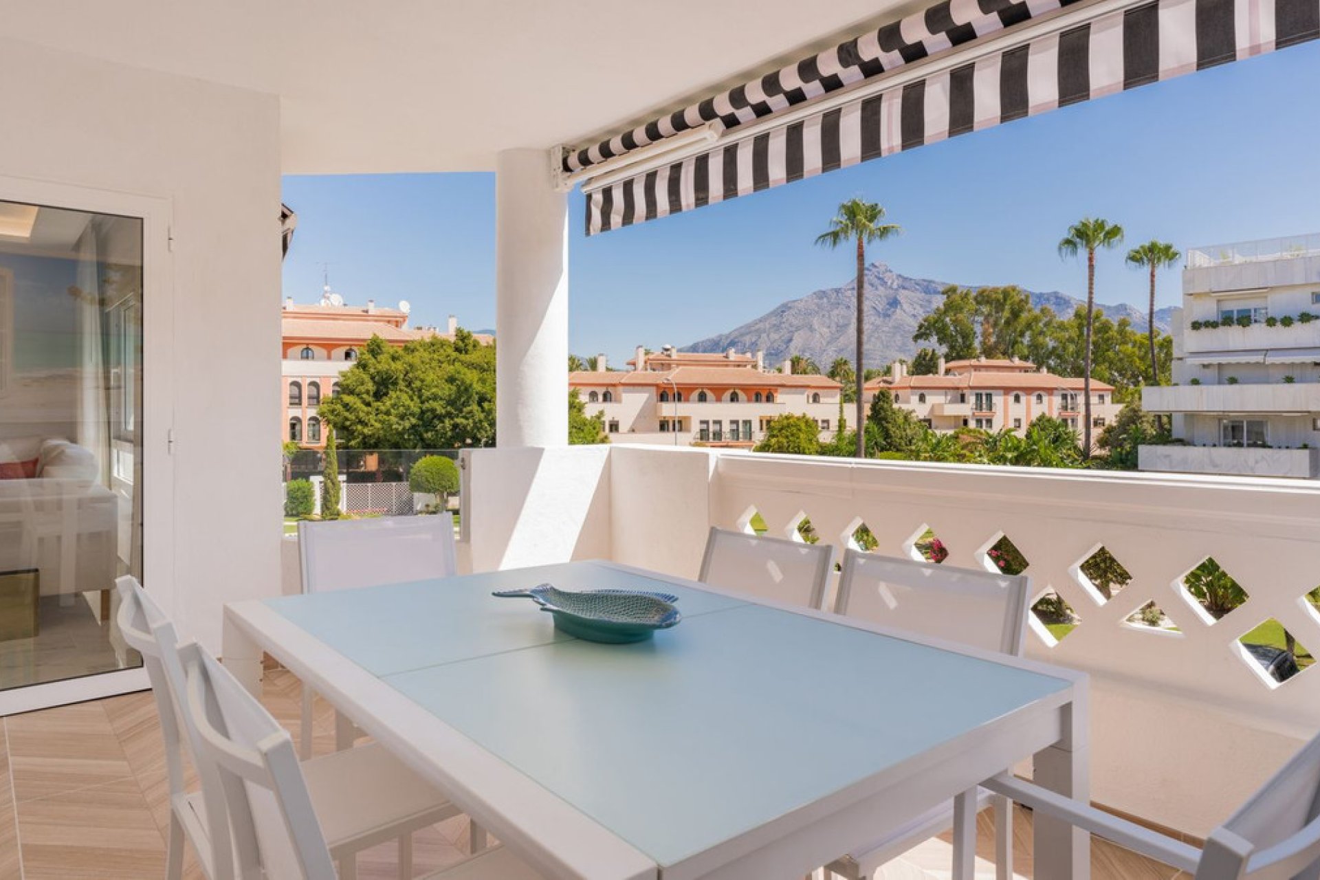 Resale - Apartment - Middle Floor Apartment - Marbella - Puerto Banús