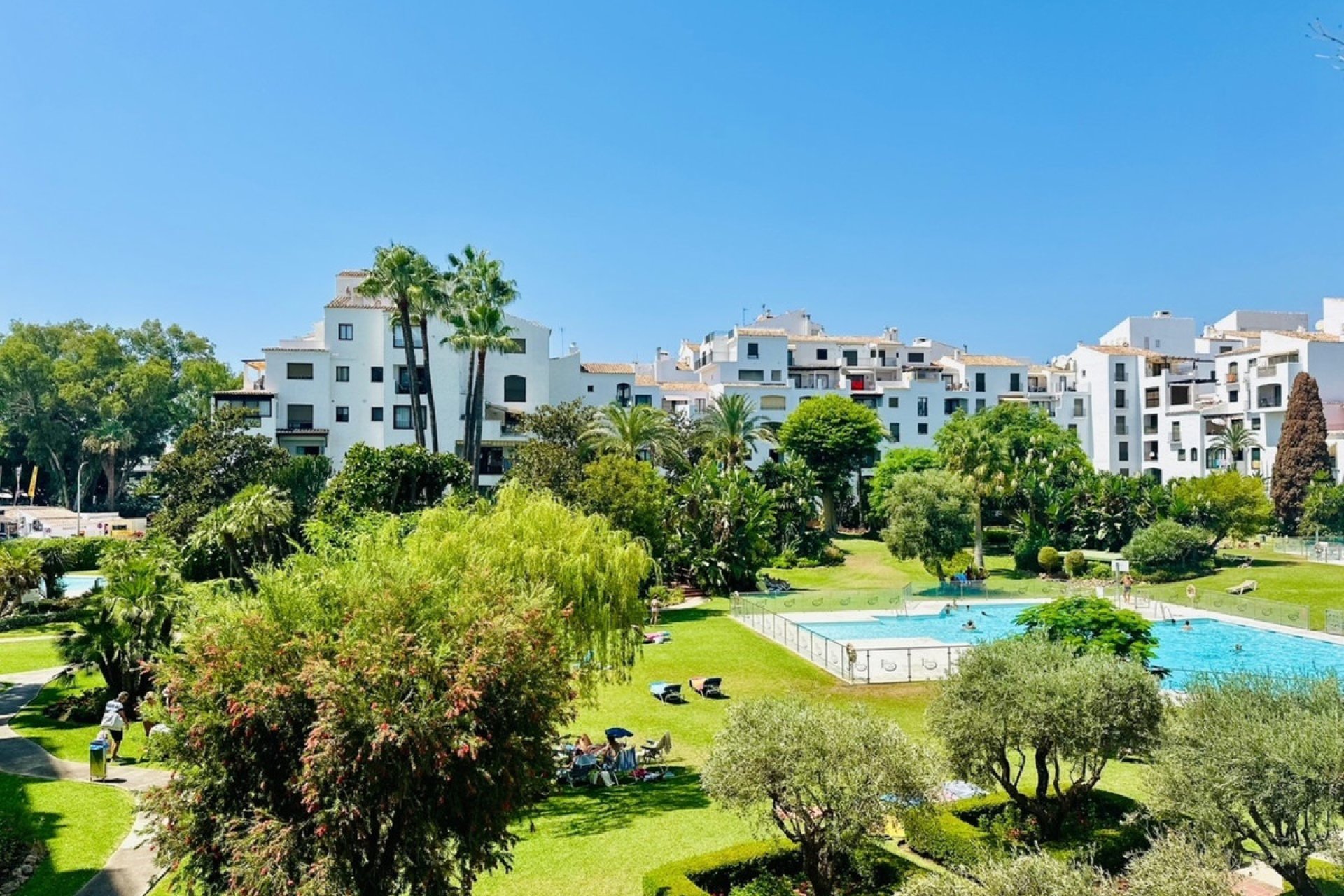 Resale - Apartment - Middle Floor Apartment - Marbella - Puerto Banús