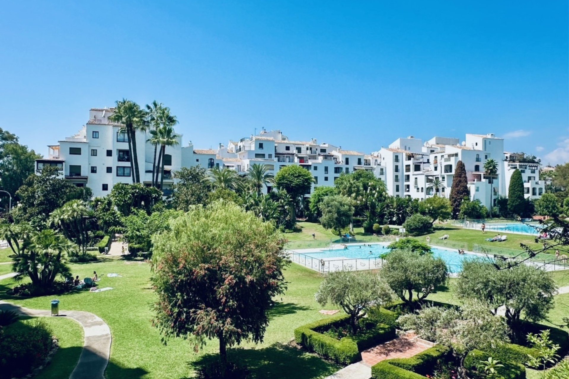 Resale - Apartment - Middle Floor Apartment - Marbella - Puerto Banús