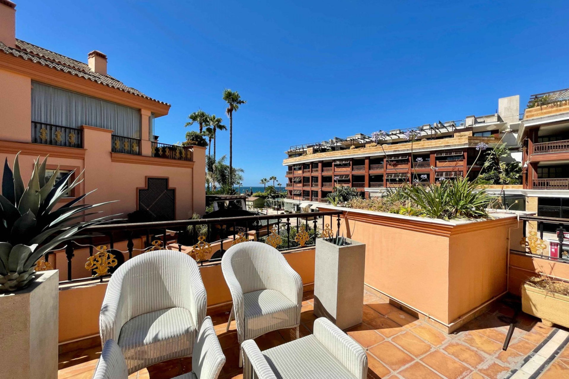 Resale - Apartment - Middle Floor Apartment - Marbella - Puerto Banús