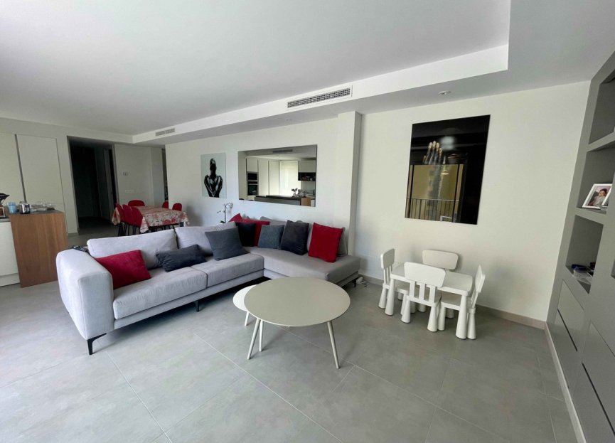 Resale - Apartment - Middle Floor Apartment - Marbella - Puerto Banús