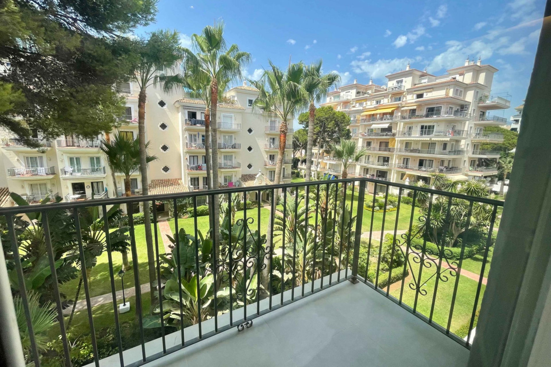 Resale - Apartment - Middle Floor Apartment - Marbella - Puerto Banús