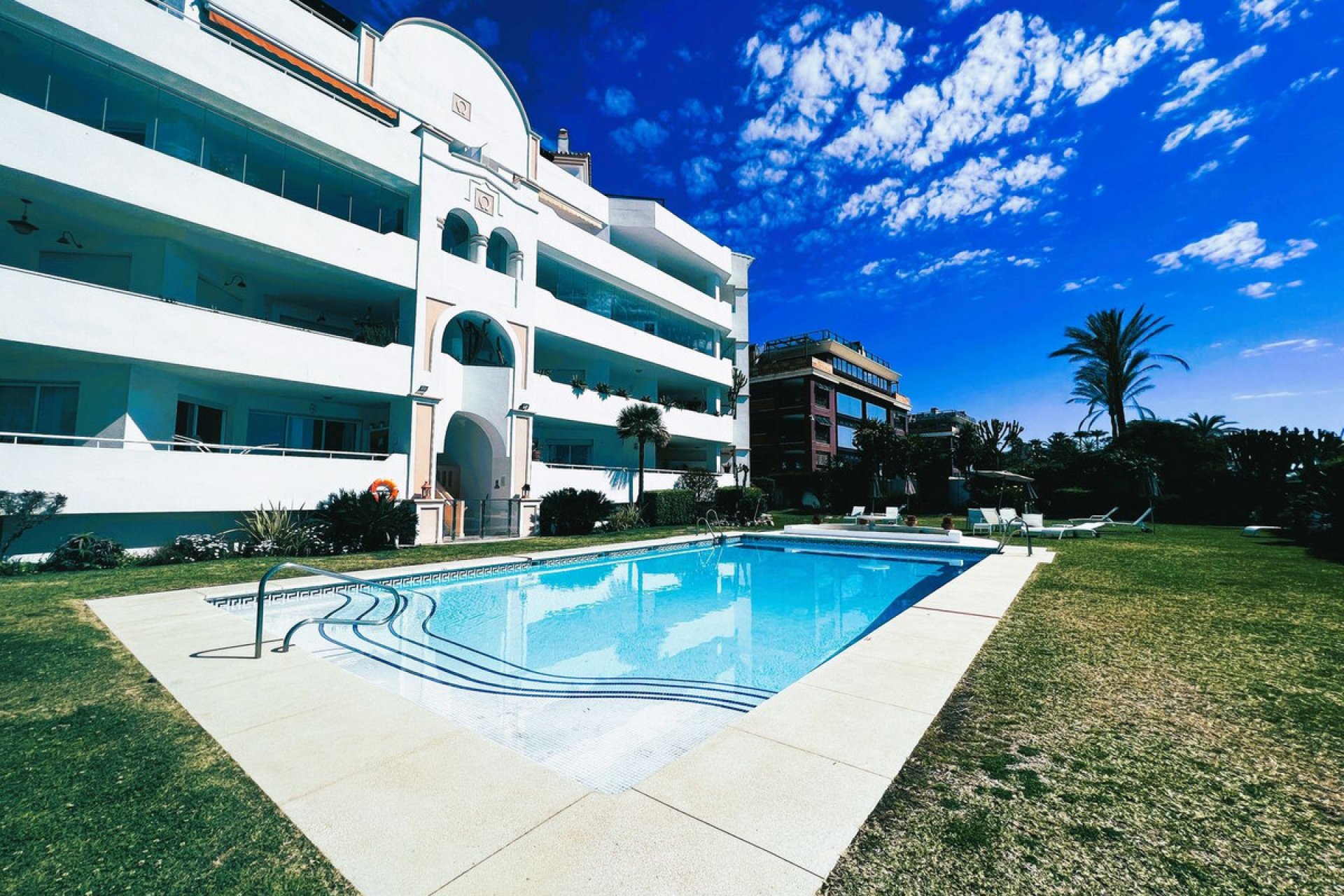 Resale - Apartment - Middle Floor Apartment - Marbella - Puerto Banús