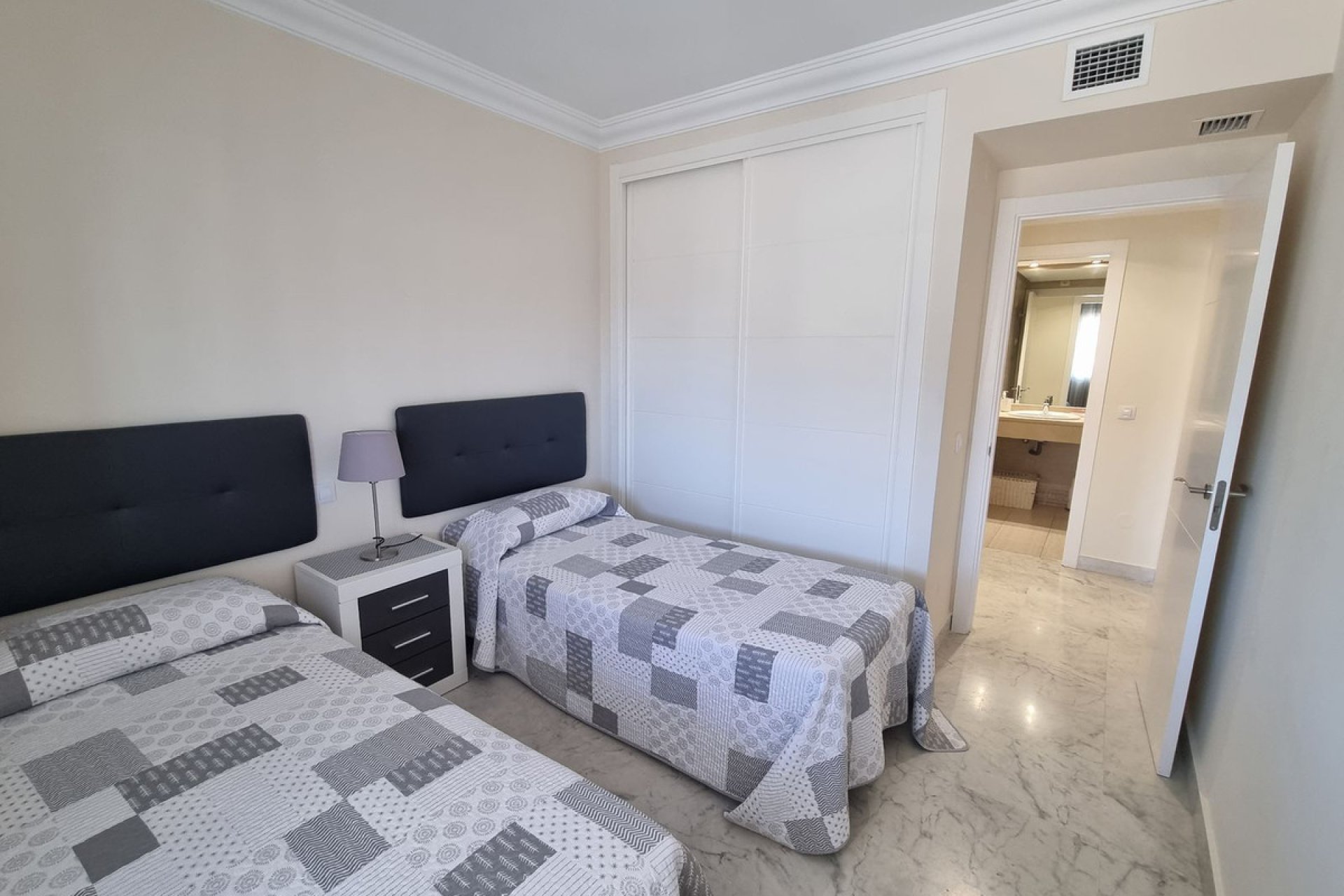 Resale - Apartment - Middle Floor Apartment - Marbella - Puerto Banús