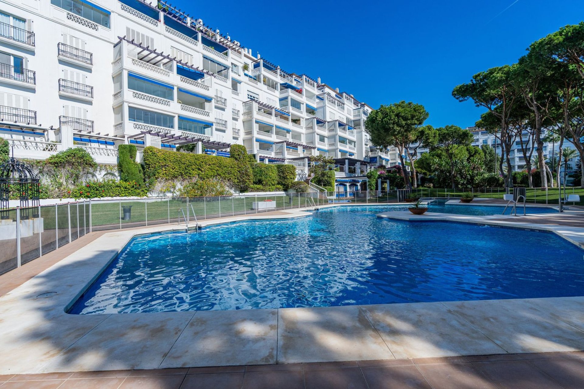 Resale - Apartment - Middle Floor Apartment - Marbella - Puerto Banús