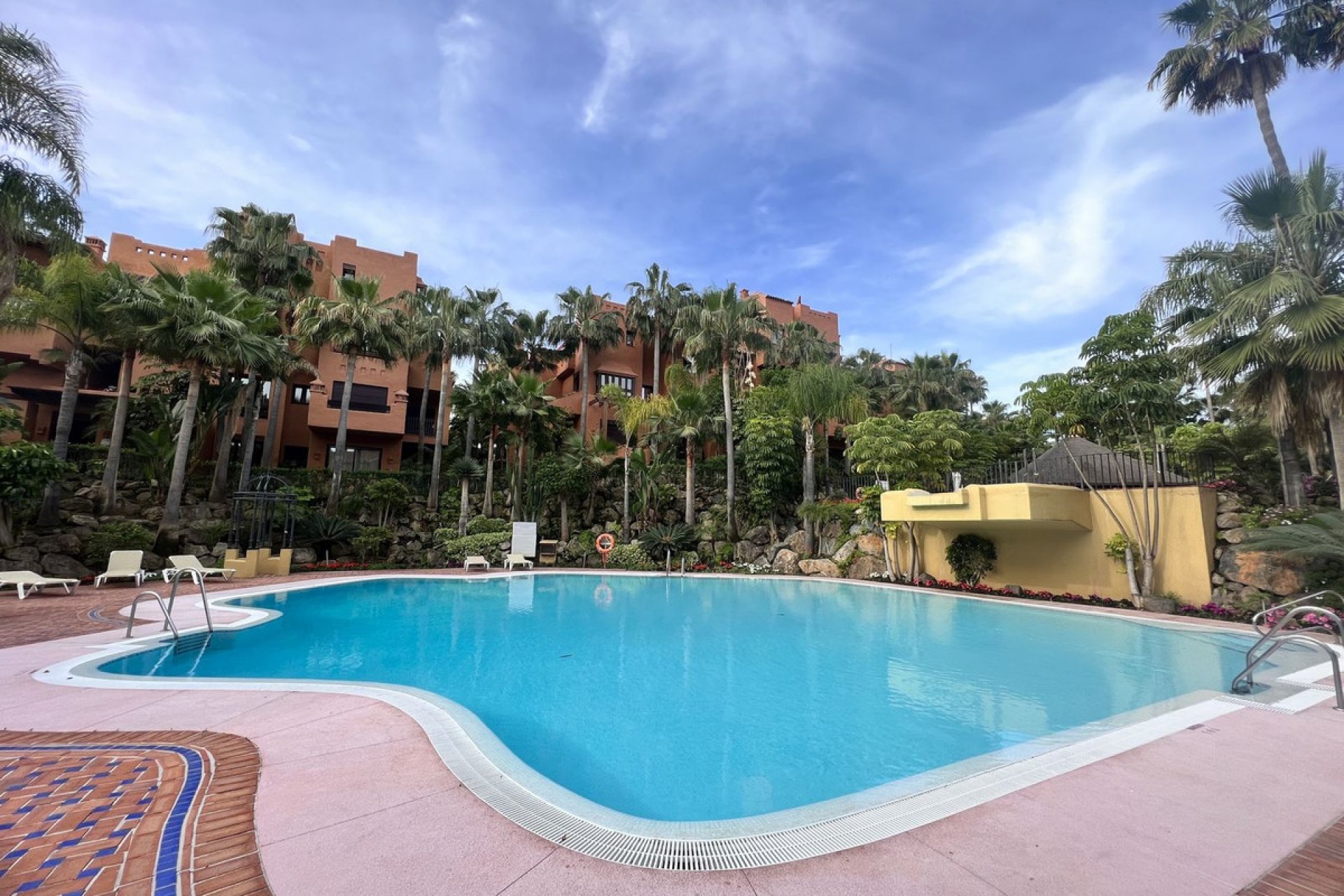 Resale - Apartment - Middle Floor Apartment - Marbella - Puerto Banús