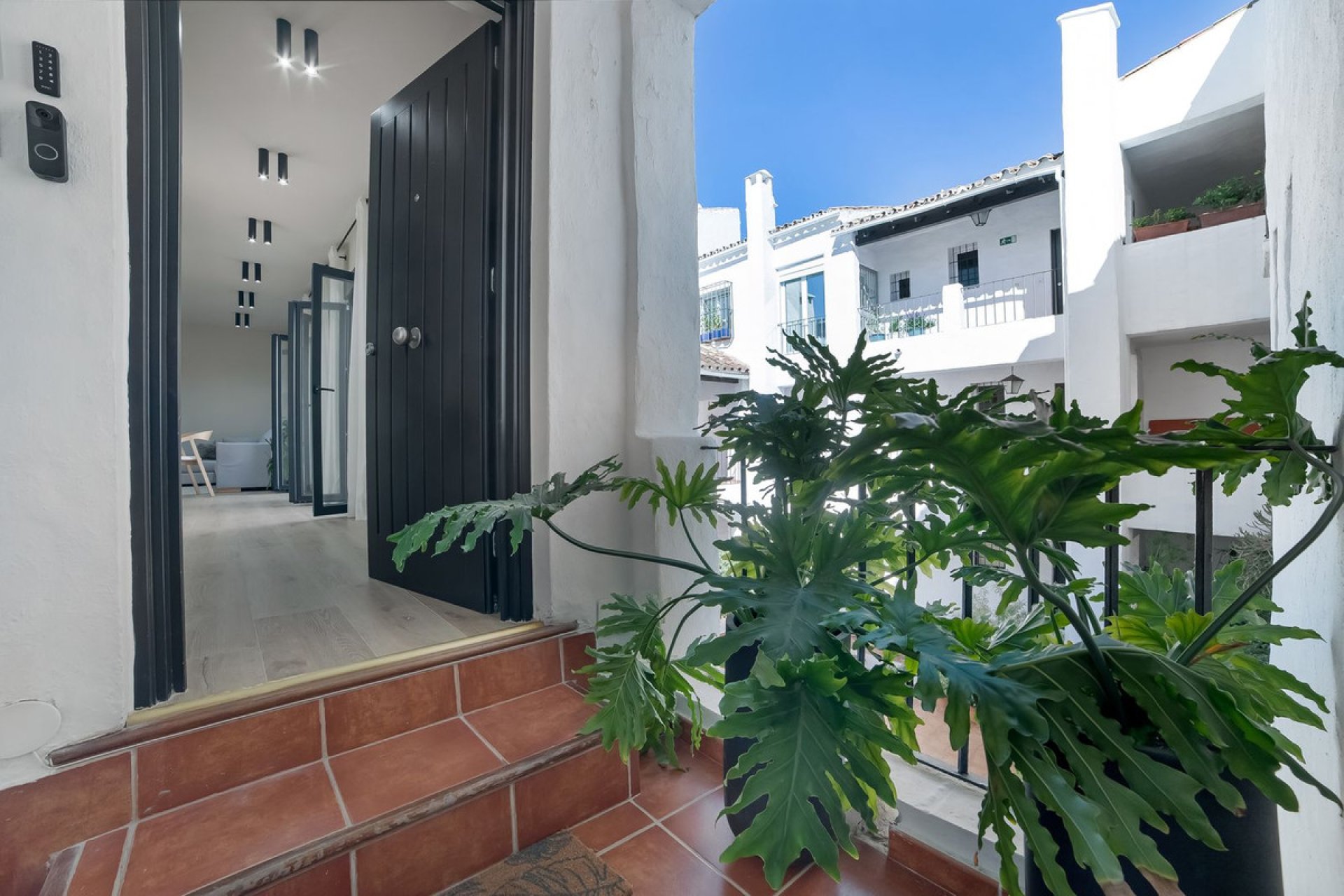 Resale - Apartment - Middle Floor Apartment - Marbella - Puerto Banús