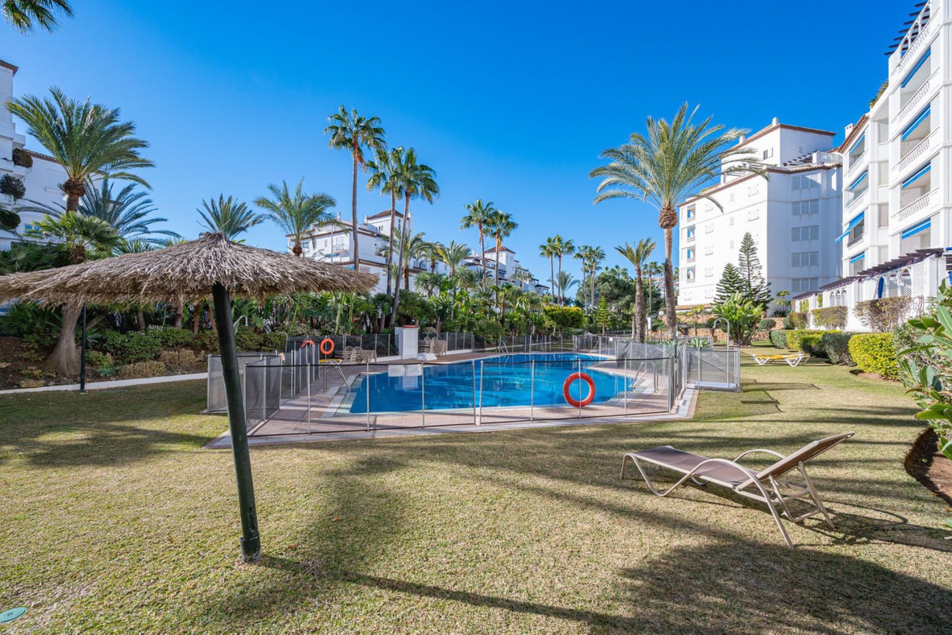 Resale - Apartment - Middle Floor Apartment - Marbella - Puerto Banús