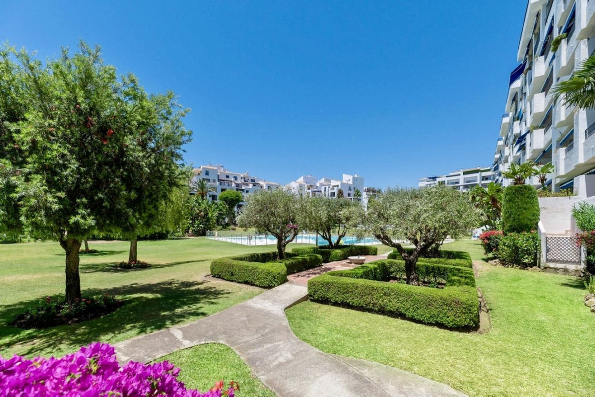 Resale - Apartment - Middle Floor Apartment - Marbella - Puerto Banús