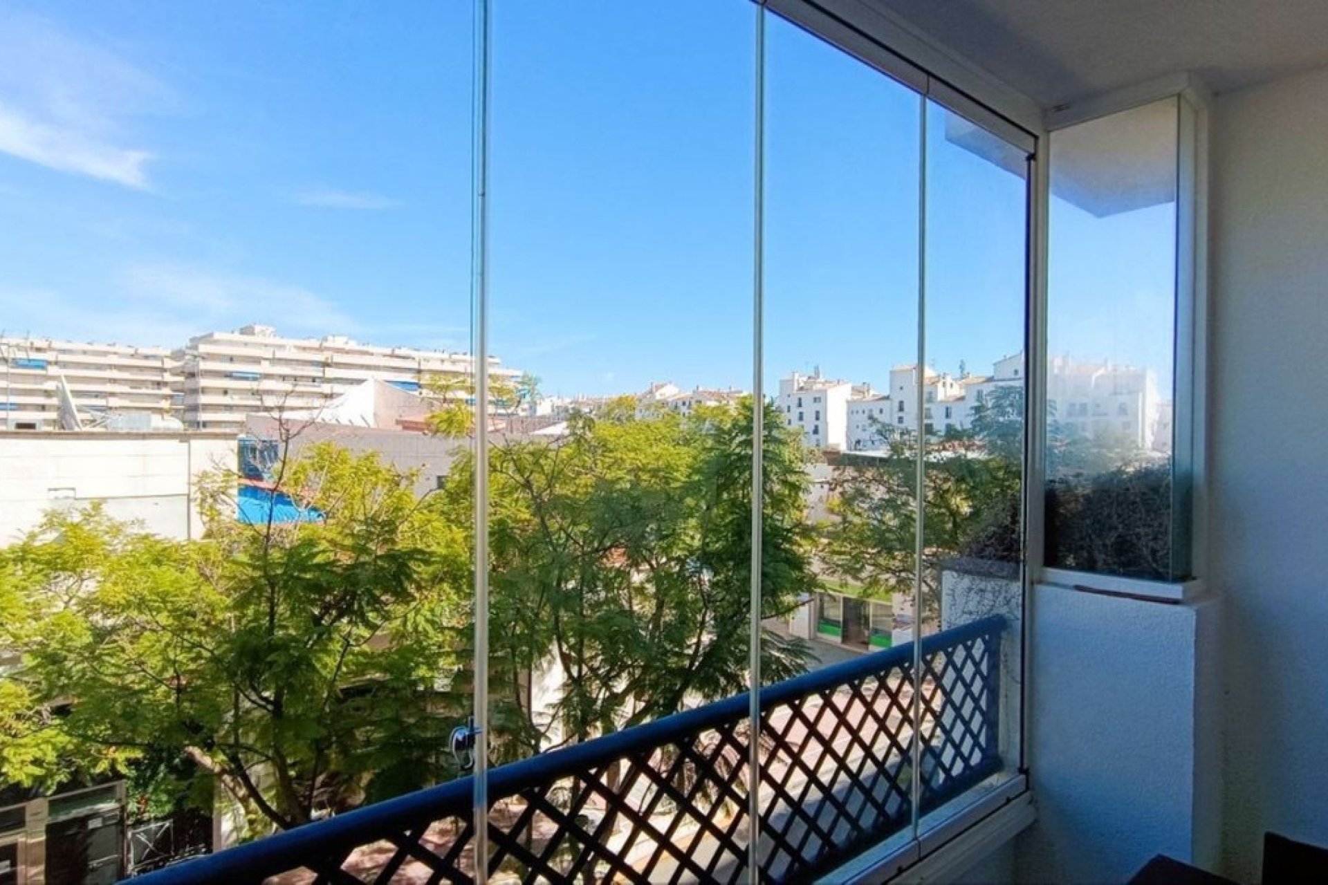 Resale - Apartment - Middle Floor Apartment - Marbella - Puerto Banús